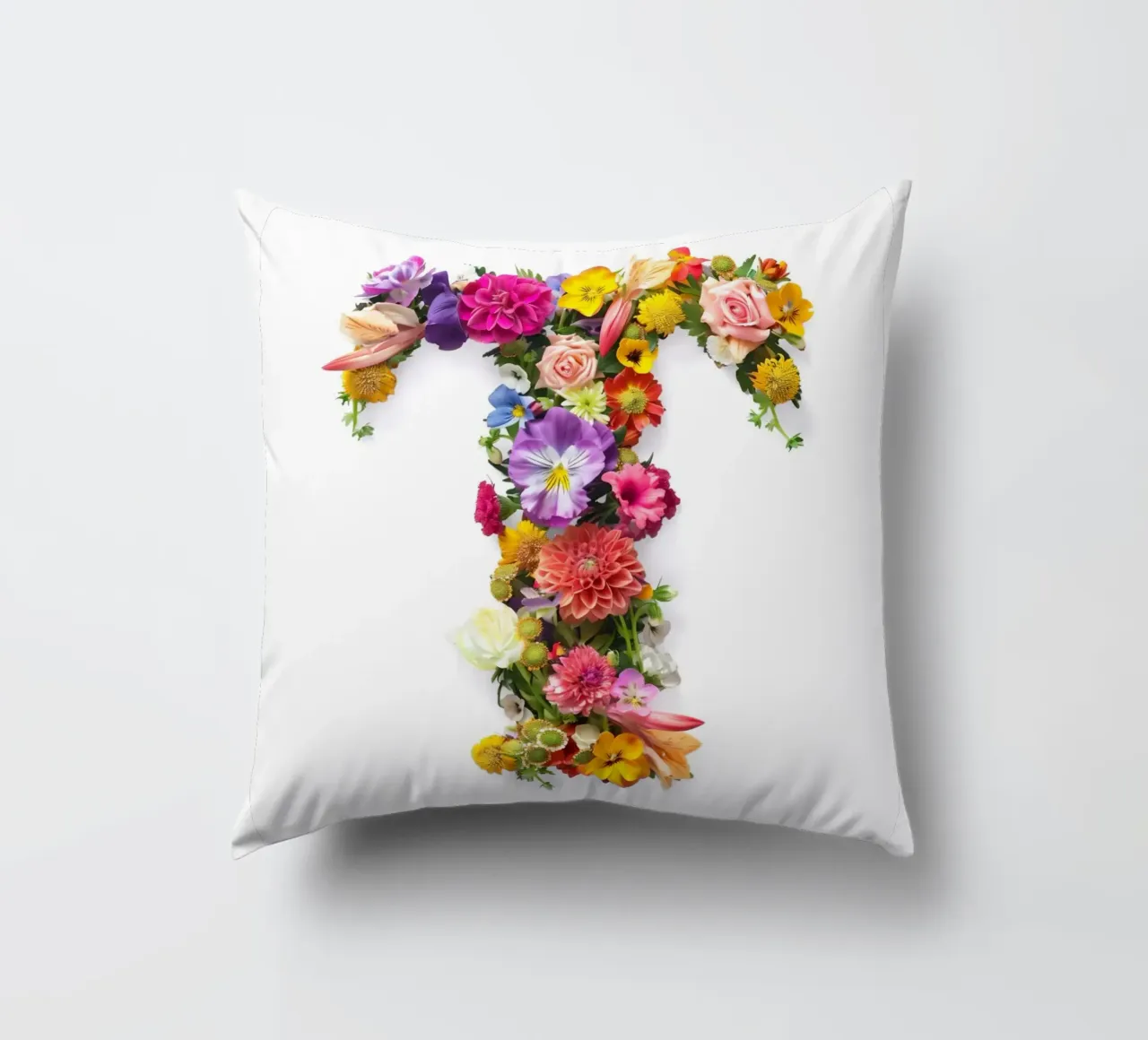 Lettera a fiore T cuscino da My Tiny Home
