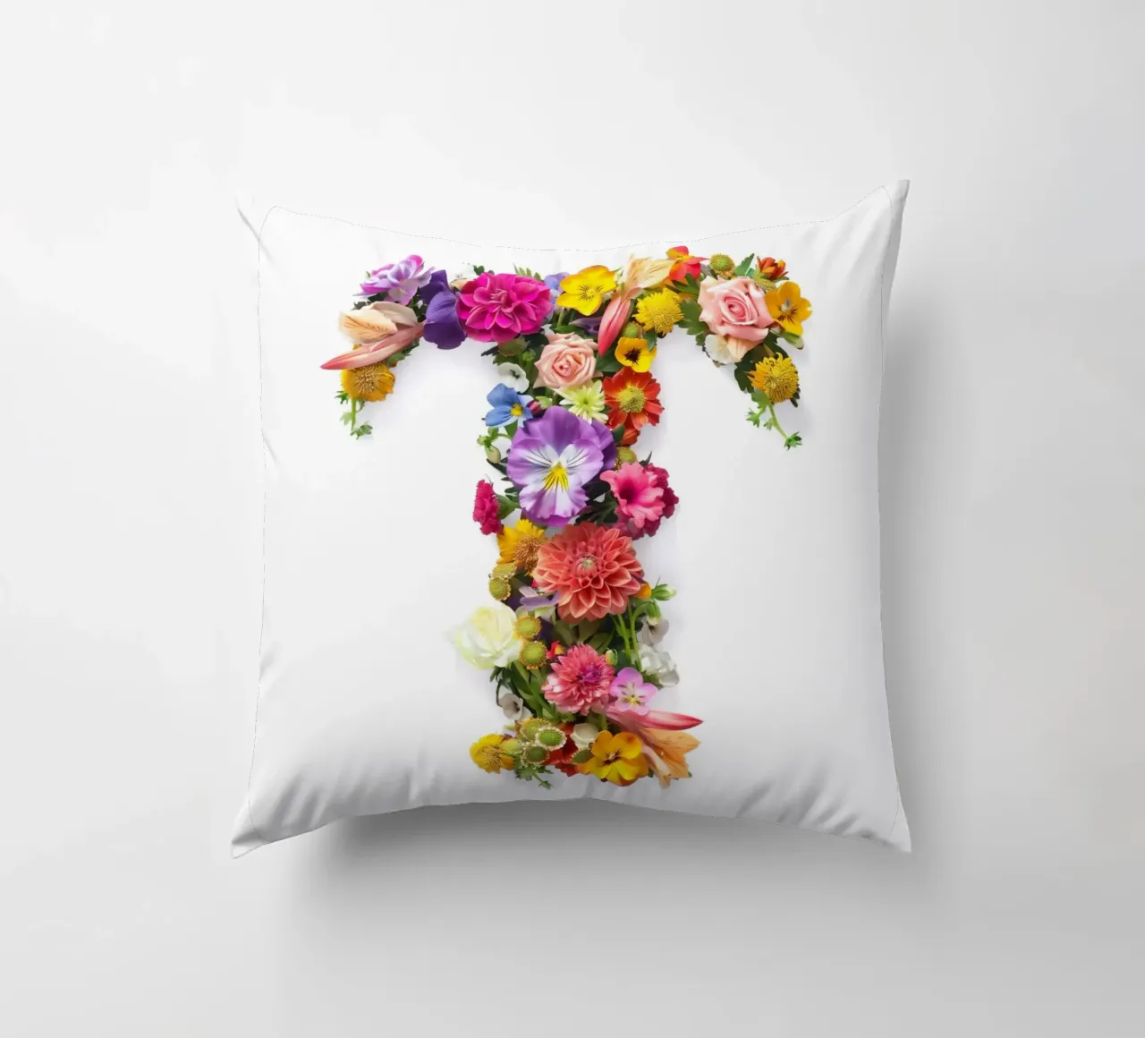 Lettera a fiore T cuscino da My Tiny Home