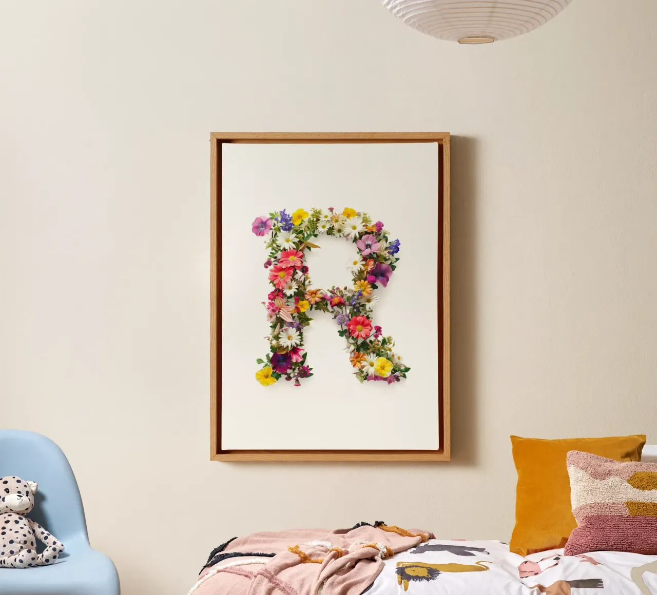 Blumenbuchstabe R Leinwand mit Schattenfugenrahmen von My Tiny Home