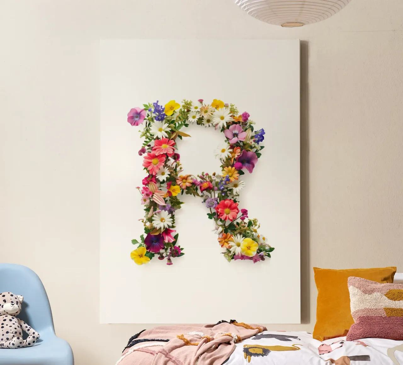 Blumenbuchstabe R Leinwand mit Schattenfugenrahmen von My Tiny Home