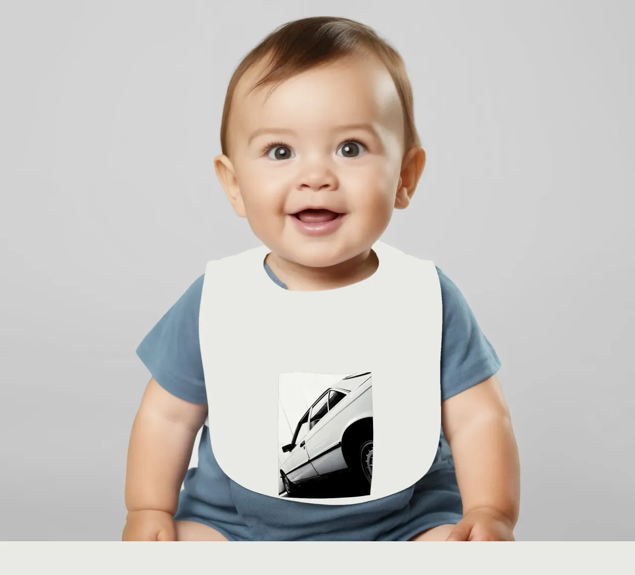 Monochromer Oldtimer Babylätzchen von CAR EDITION