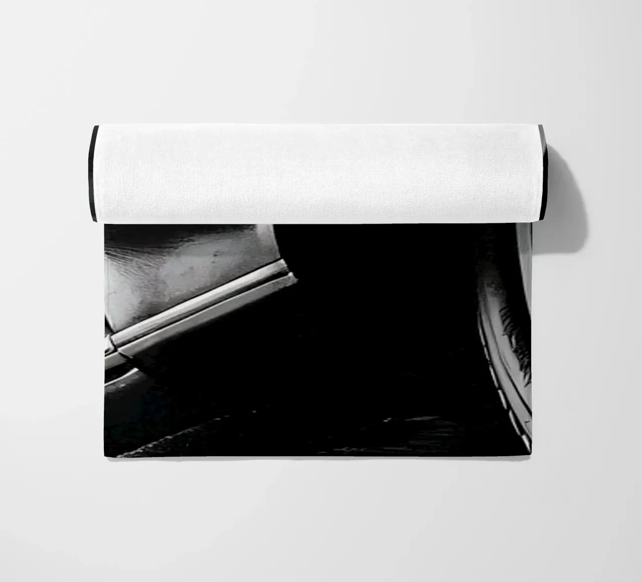 Auto d'epoca monocromatica telo mare da CAR EDITION