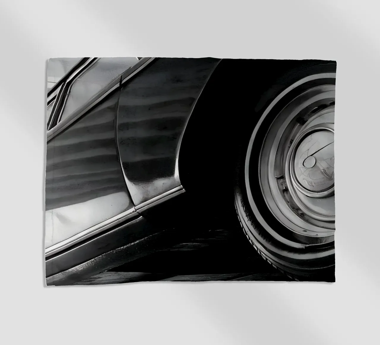 Auto d'epoca monocromatica telo mare da CAR EDITION