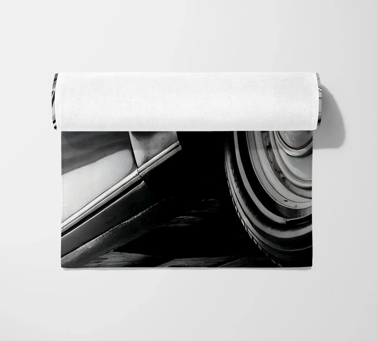 Auto d'epoca monocromatica telo mare da CAR EDITION