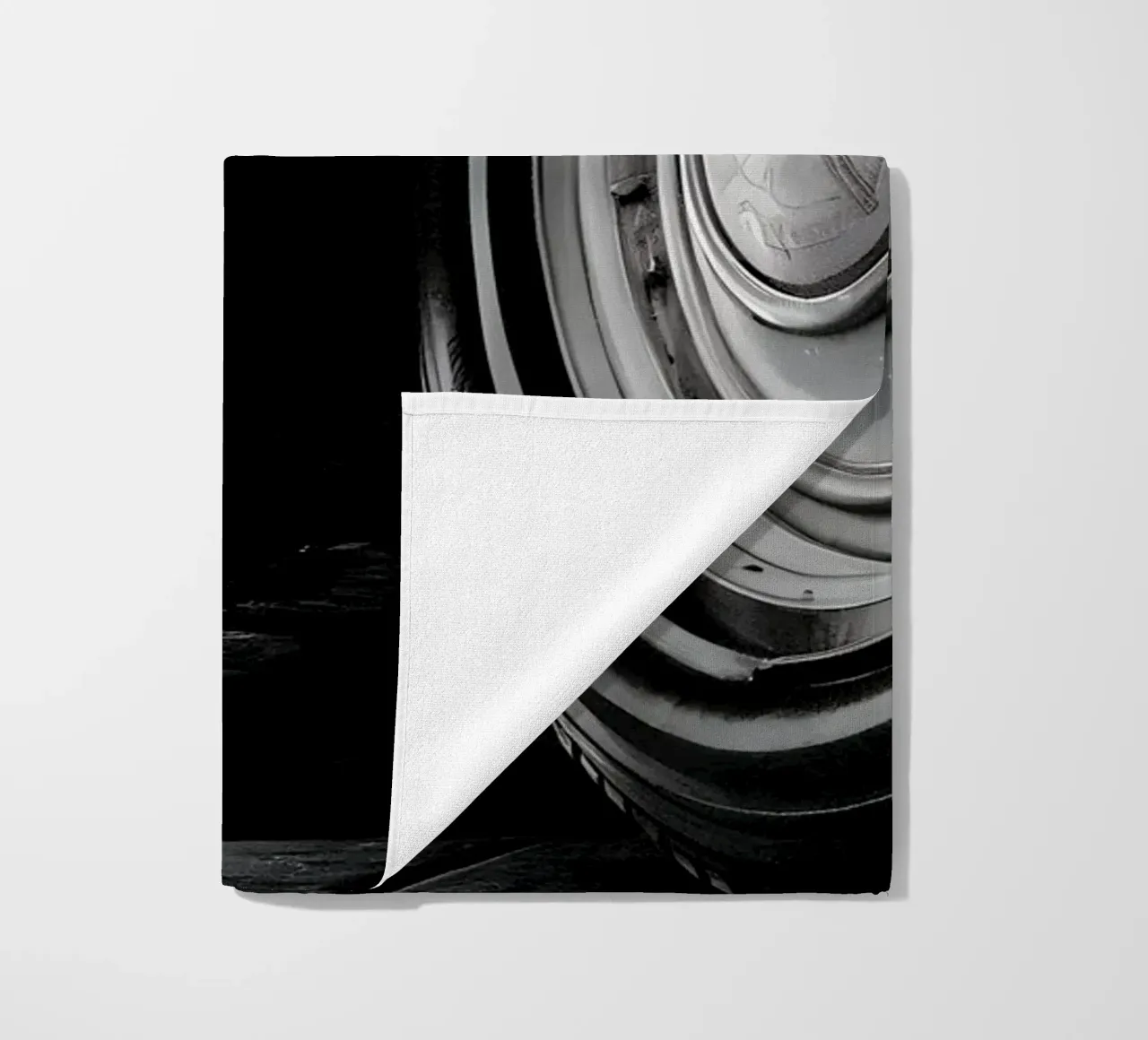 Auto d'epoca monocromatica telo mare da CAR EDITION