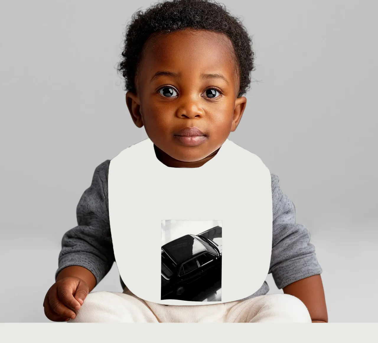 Monochromer Oldtimer Babylätzchen von CAR EDITION