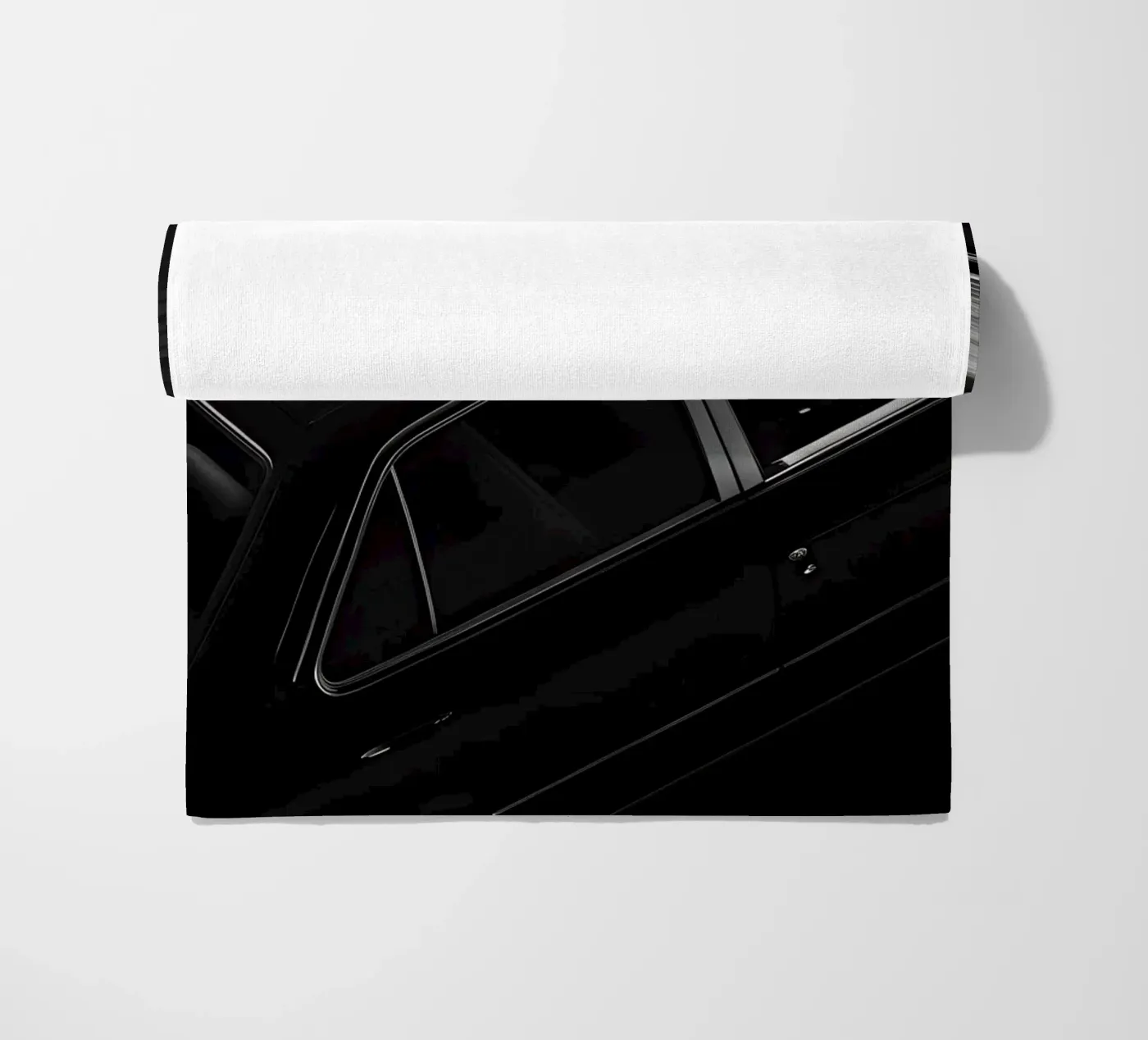 Auto d'epoca monocromatica telo mare da CAR EDITION