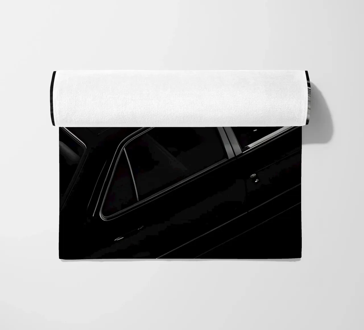 Auto d'epoca monocromatica telo mare da CAR EDITION