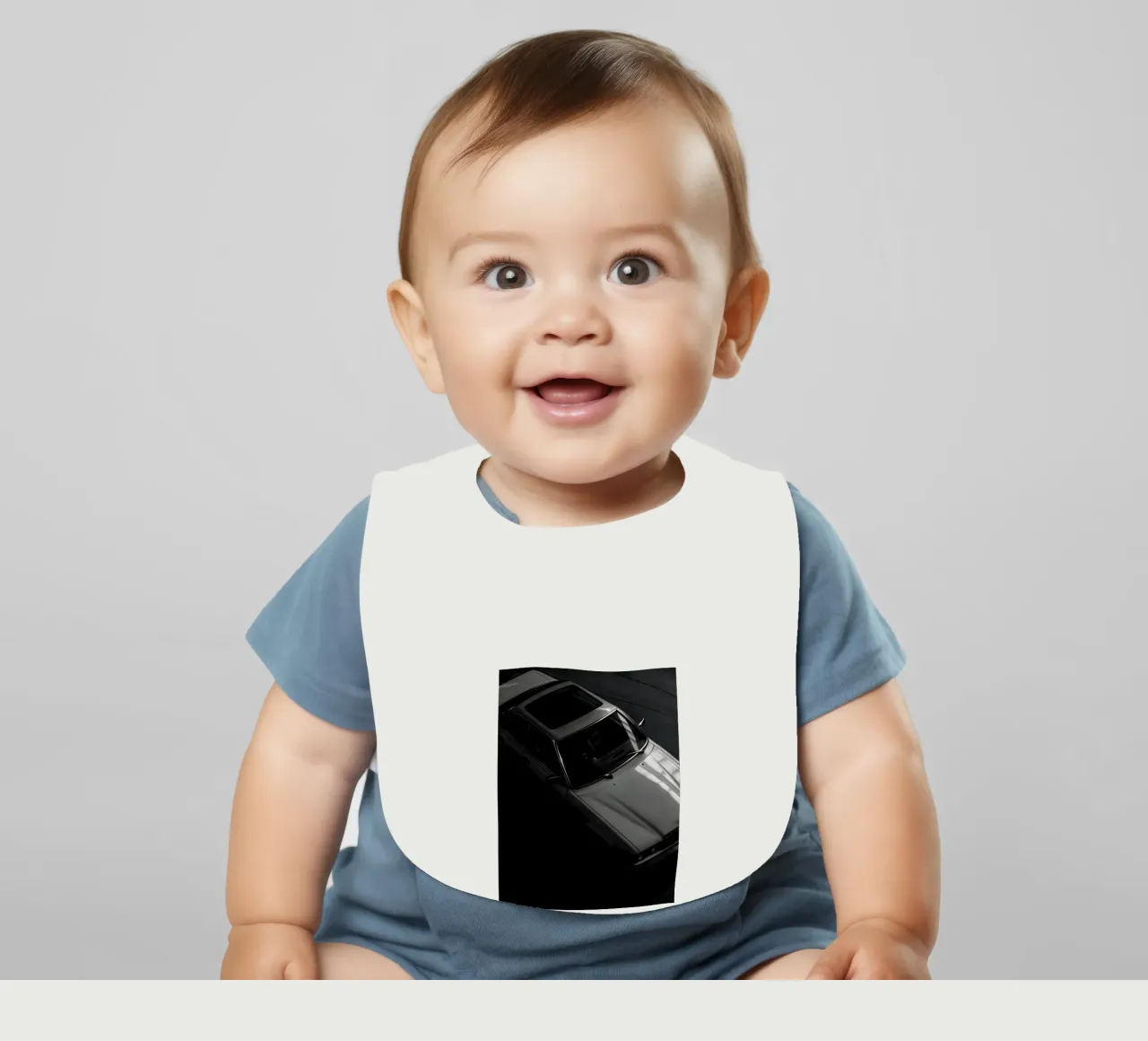 Monochromer Oldtimer Babylätzchen von CAR EDITION