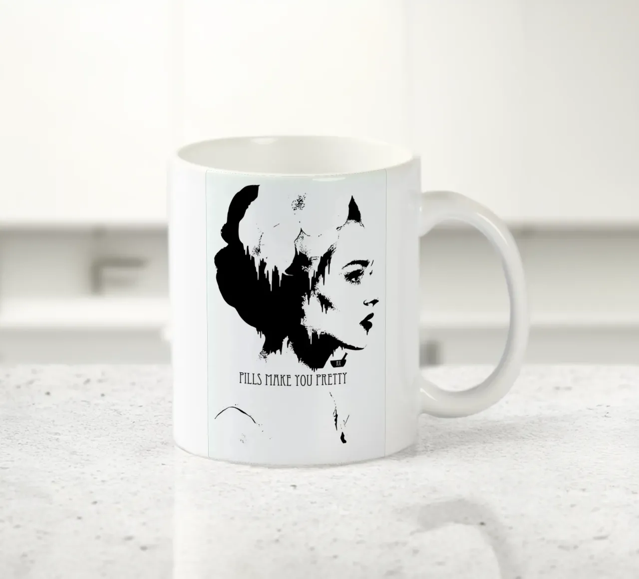 Pills Make you Pretty tazza in ceramica da Kristy Patterson
