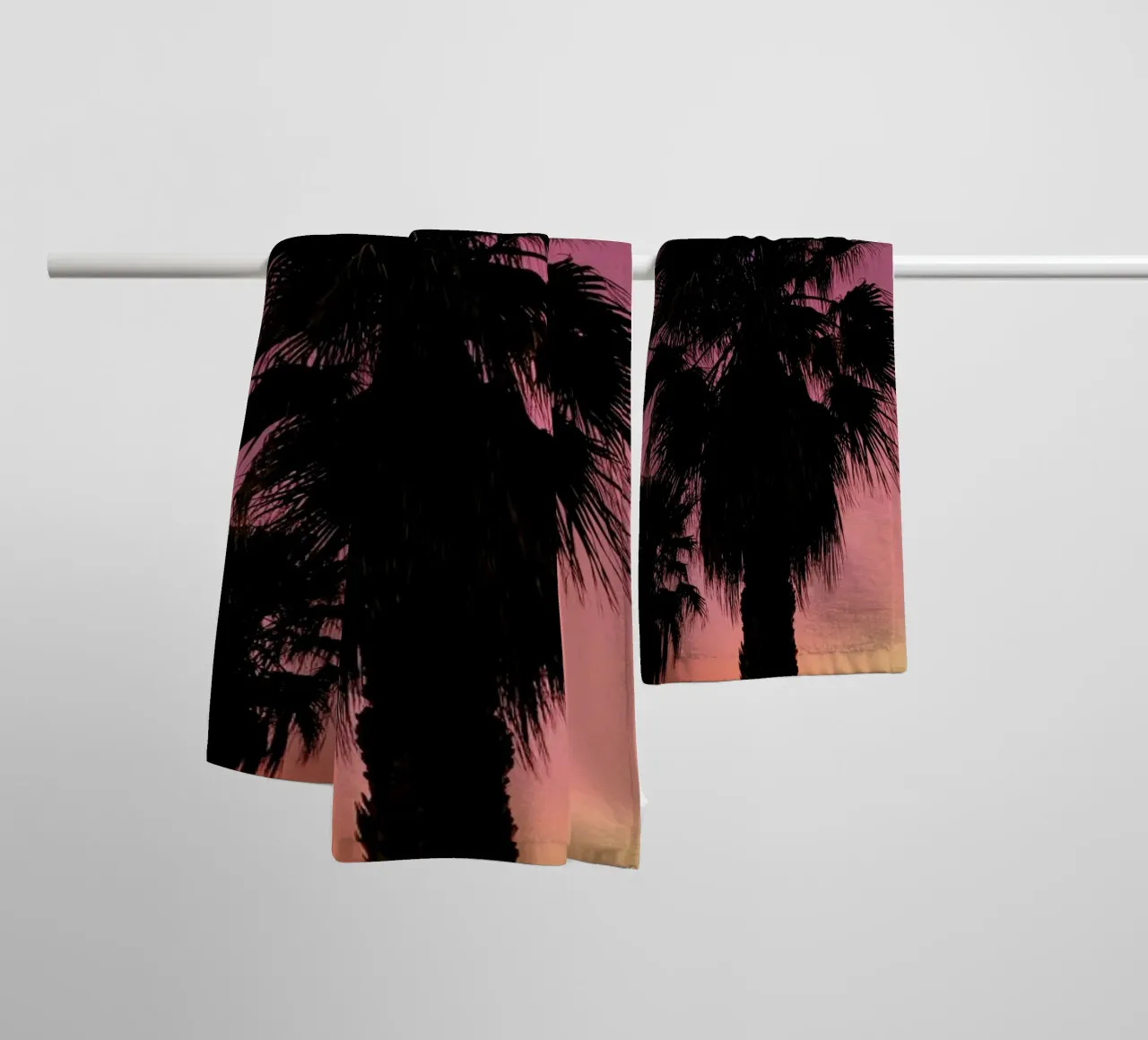 Palms at Sundown asciugamano da bagno da Sebastian Hilgetag