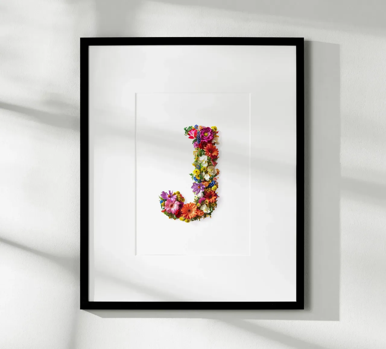 Blumenbuchstabe J Poster mit Holzrahmen von My Tiny Home