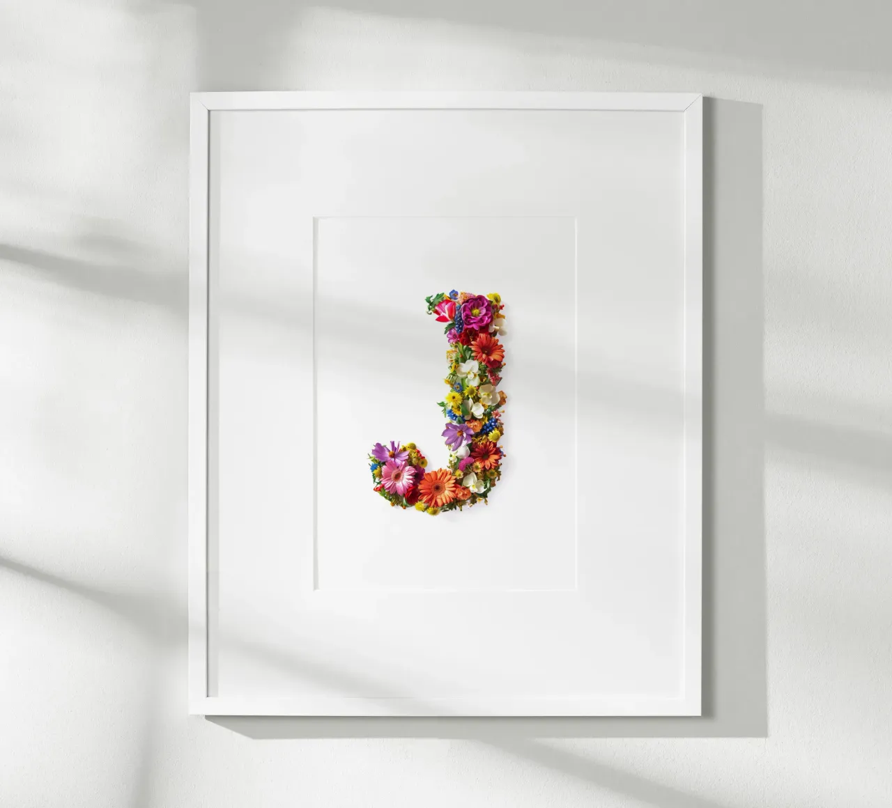 Blumenbuchstabe J Poster mit Holzrahmen von My Tiny Home