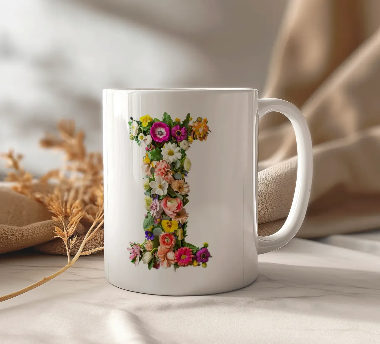 Lettera di fiori I tazza in ceramica da My Tiny Home