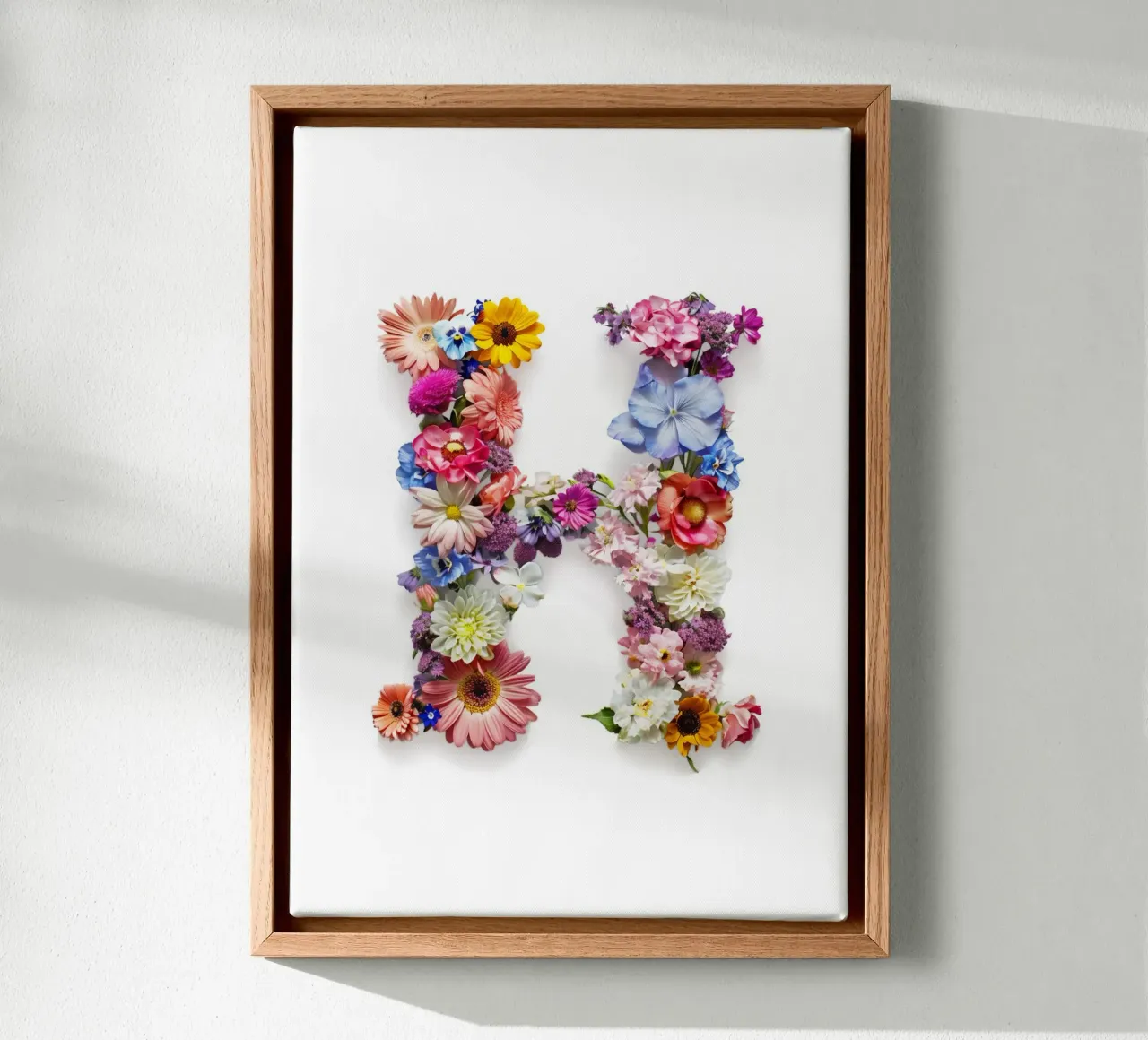 Blumenbuchstabe H Leinwand mit Schattenfugenrahmen von My Tiny Home