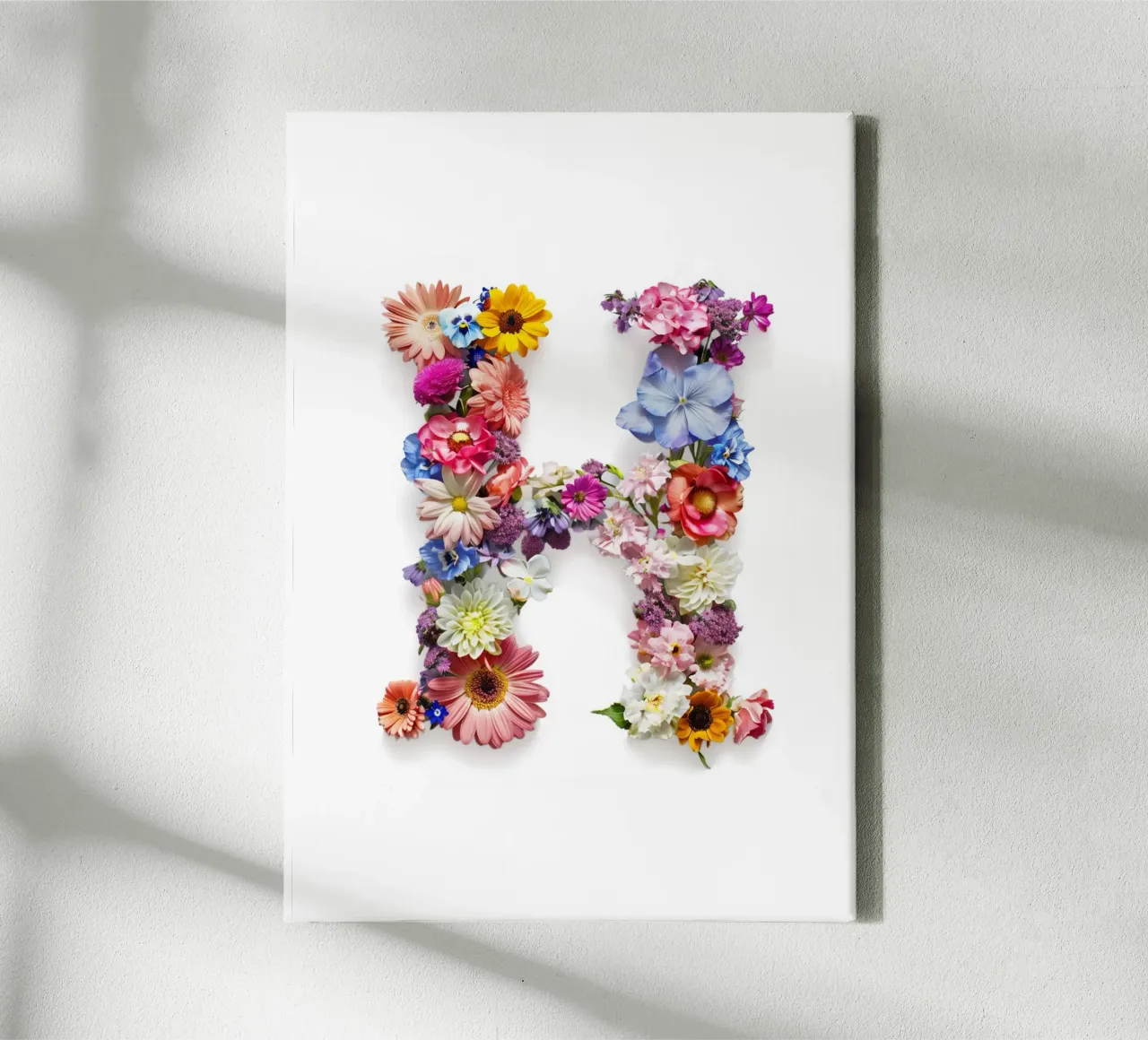 Blumenbuchstabe H Leinwand mit Schattenfugenrahmen von My Tiny Home