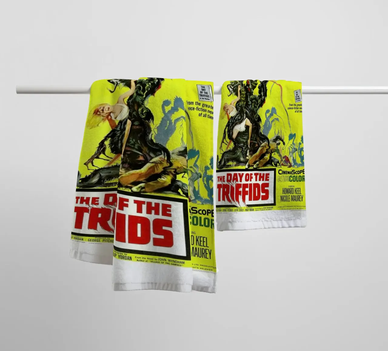 ‘The Day of the Triffids’ Retro Movie Poster asciugamano da bagno da Gallery Print and Art Limited