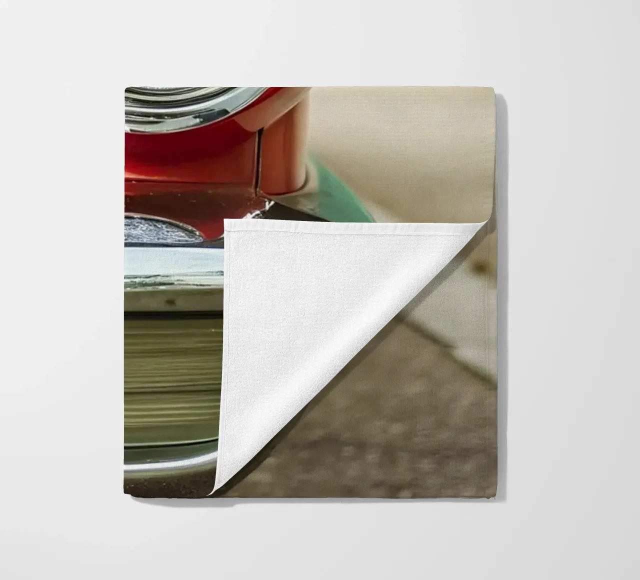 Rote Oldtimer-Front Strandtuch von CAR EDITION