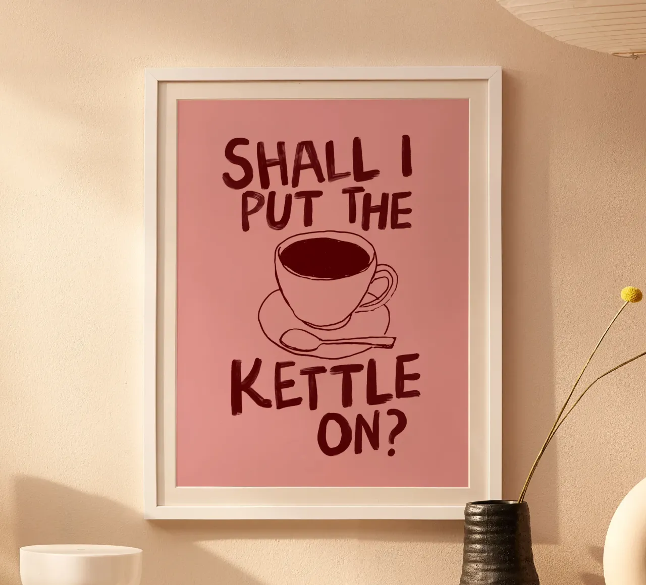 Soll ich den Kessel aufsetzen Gemütliche Tasse Tee Trinker Typografie Poster mit Aluminium Rahmen von THE MOTIVATED TYPE