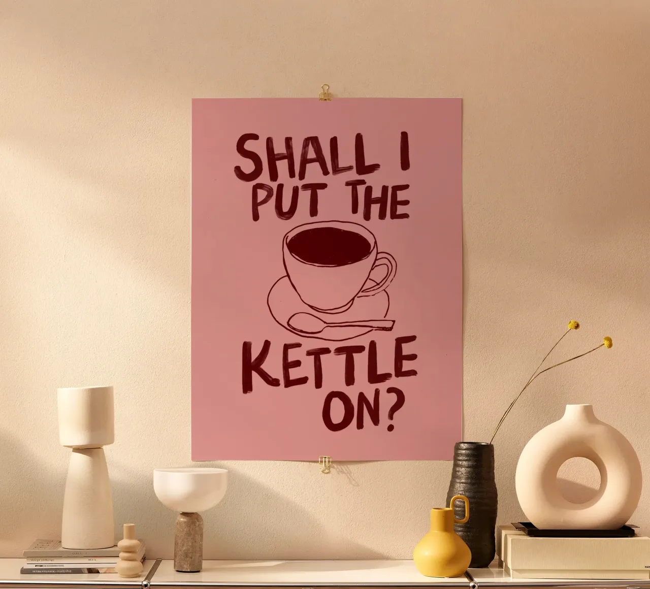 Soll ich den Kessel aufsetzen Gemütliche Tasse Tee Trinker Typografie Poster mit Aluminium Rahmen von THE MOTIVATED TYPE