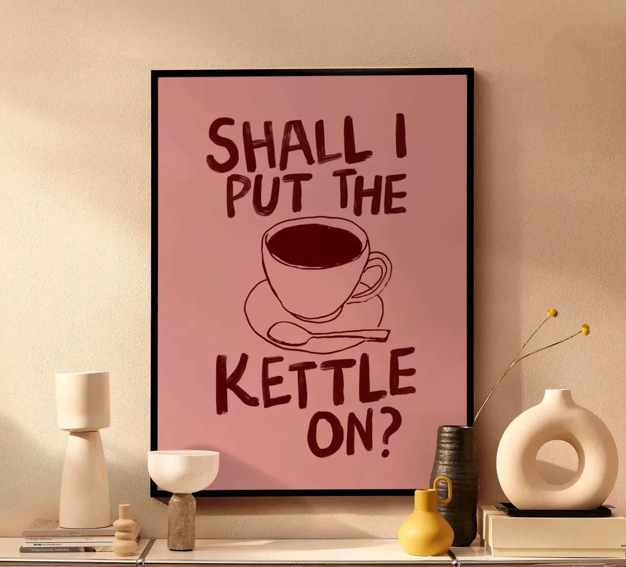 Soll ich den Kessel aufsetzen Gemütliche Tasse Tee Trinker Typografie Poster mit Aluminium Rahmen von THE MOTIVATED TYPE