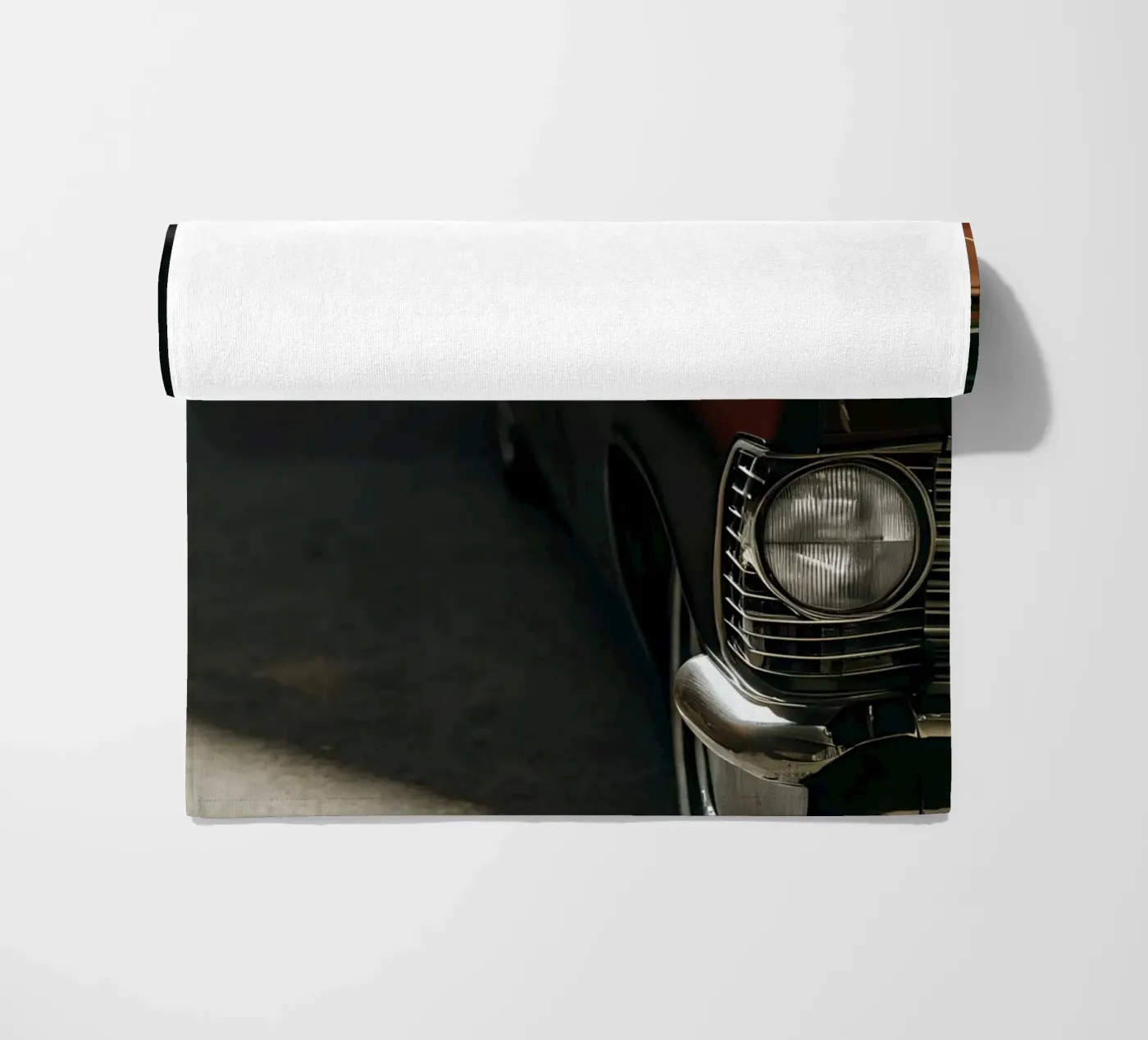 Rote Oldtimer-Front Strandtuch von CAR EDITION