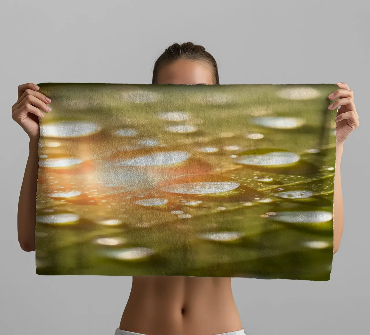 La rugiada mattutina luccica su una foglia verde mentre la luce del sole si infrange asciugamano da bagno da DesignDoodle