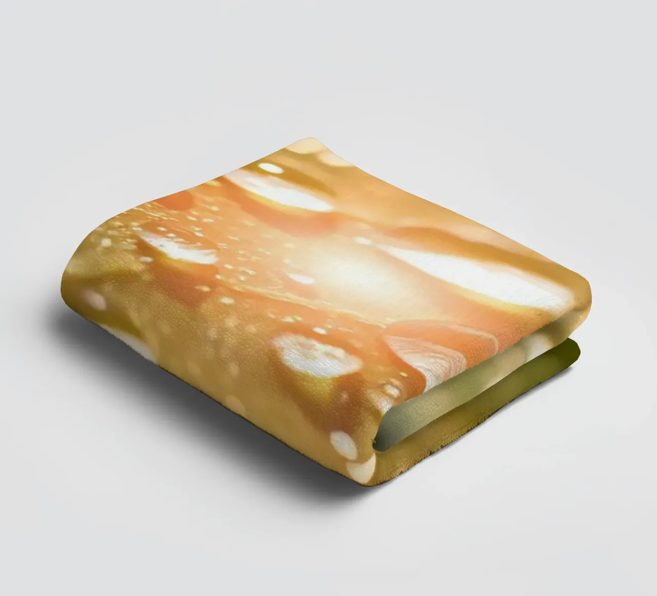 La rugiada mattutina luccica su una foglia verde mentre la luce del sole si infrange asciugamano da bagno da DesignDoodle