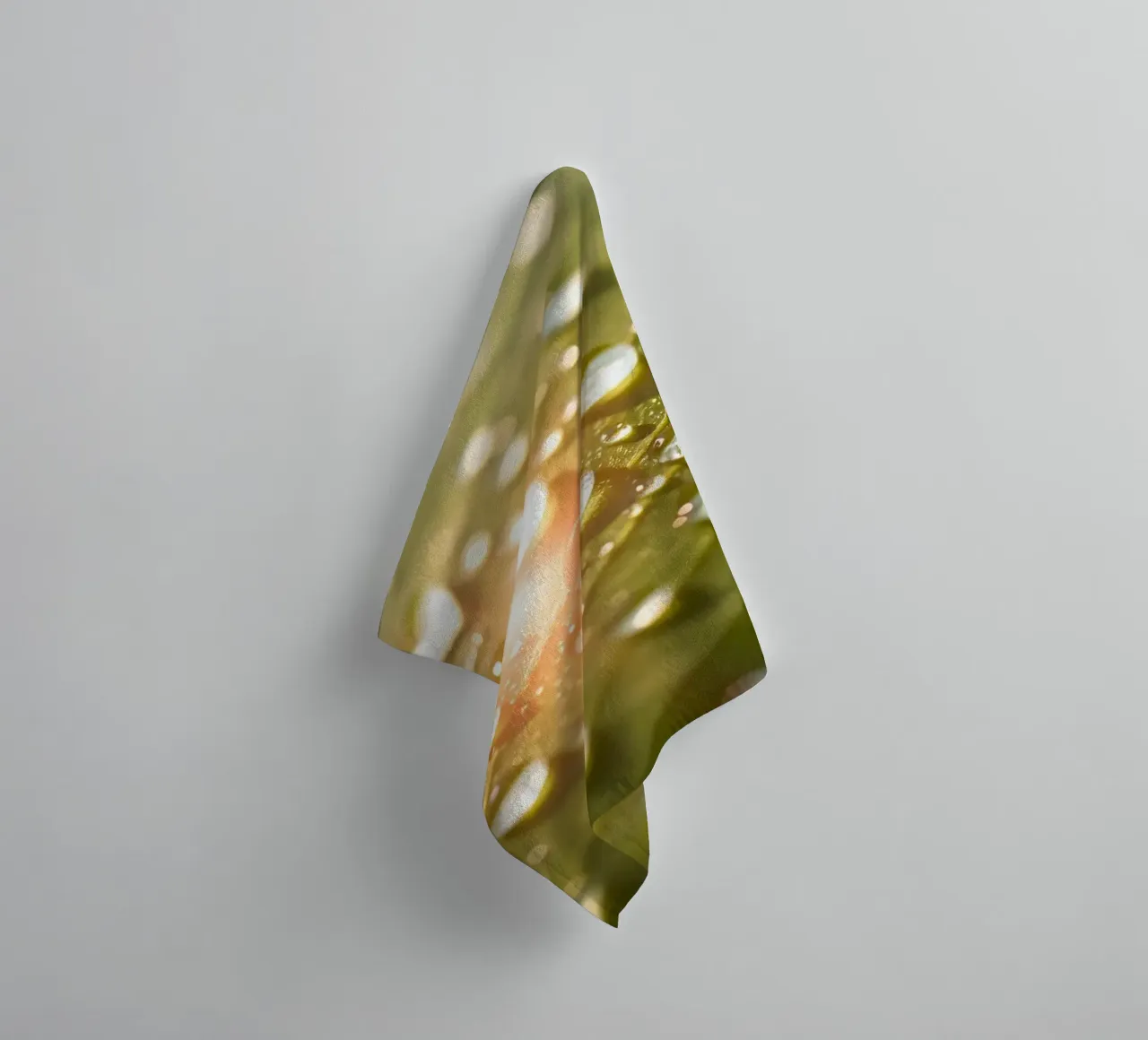 La rugiada mattutina luccica su una foglia verde mentre la luce del sole si infrange asciugamano da bagno da DesignDoodle