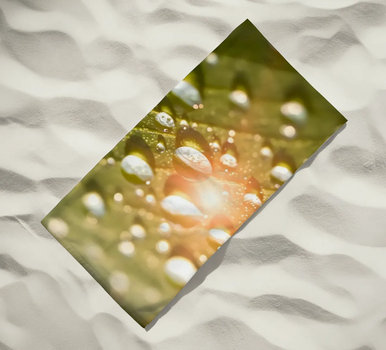 La rugiada mattutina luccica su una foglia verde mentre la luce del sole si infrange telo mare da DesignDoodle