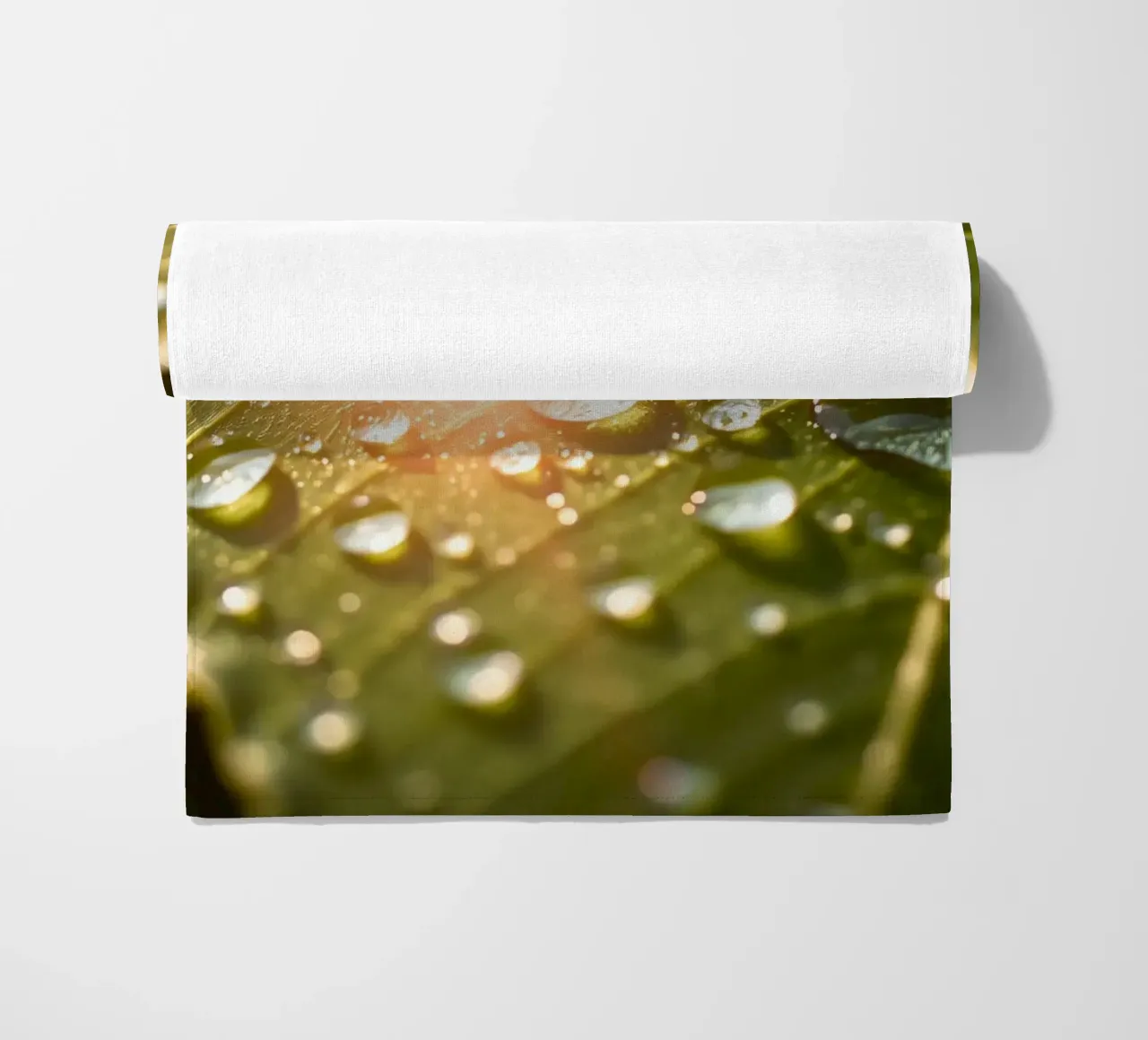 La rugiada mattutina luccica su una foglia verde mentre la luce del sole si infrange telo mare da DesignDoodle