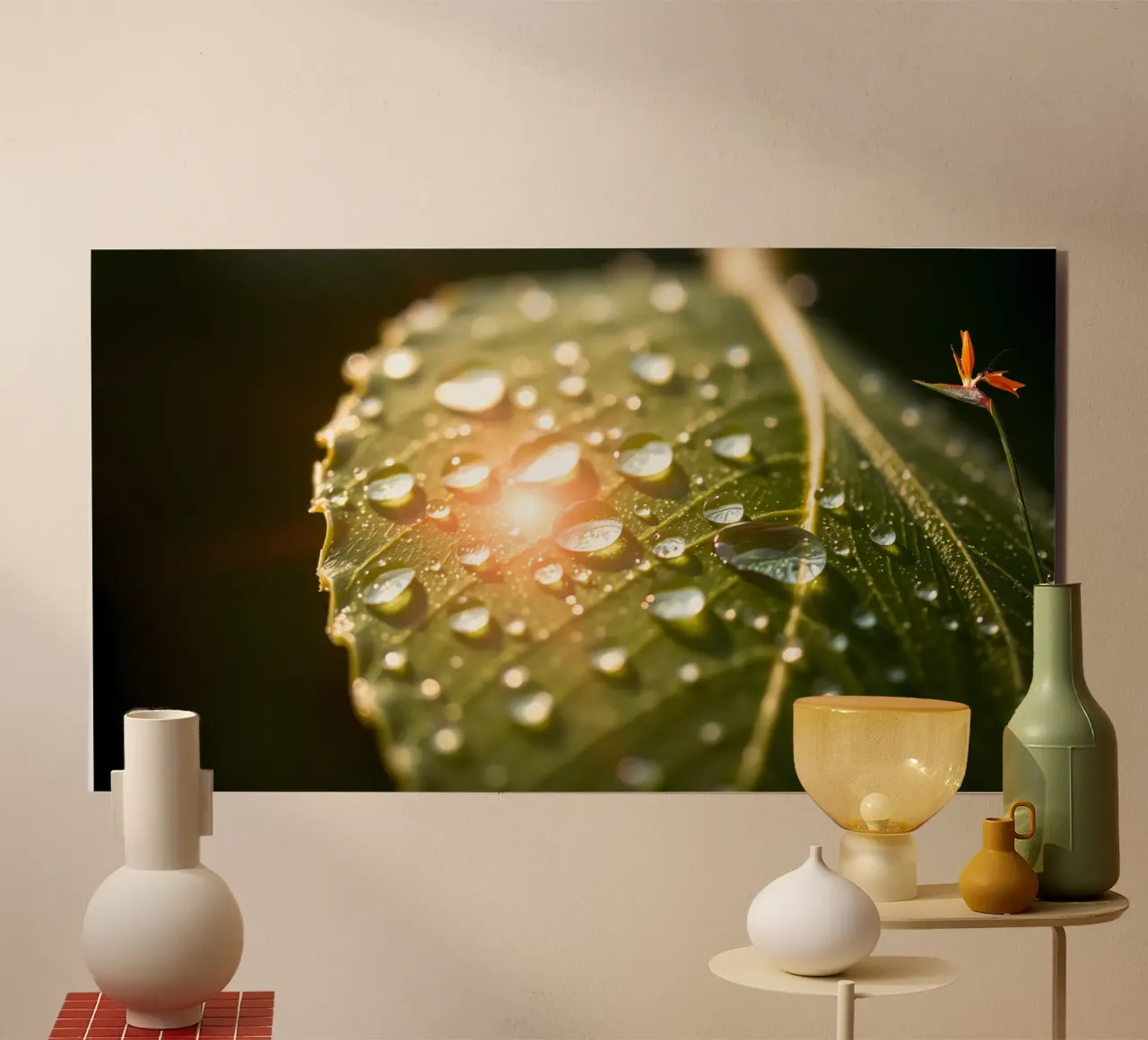 Der Morgentau glitzert auf einem grünen Blatt, wenn das Sonnenlicht sich bricht Alu-Dibond von DesignDoodle