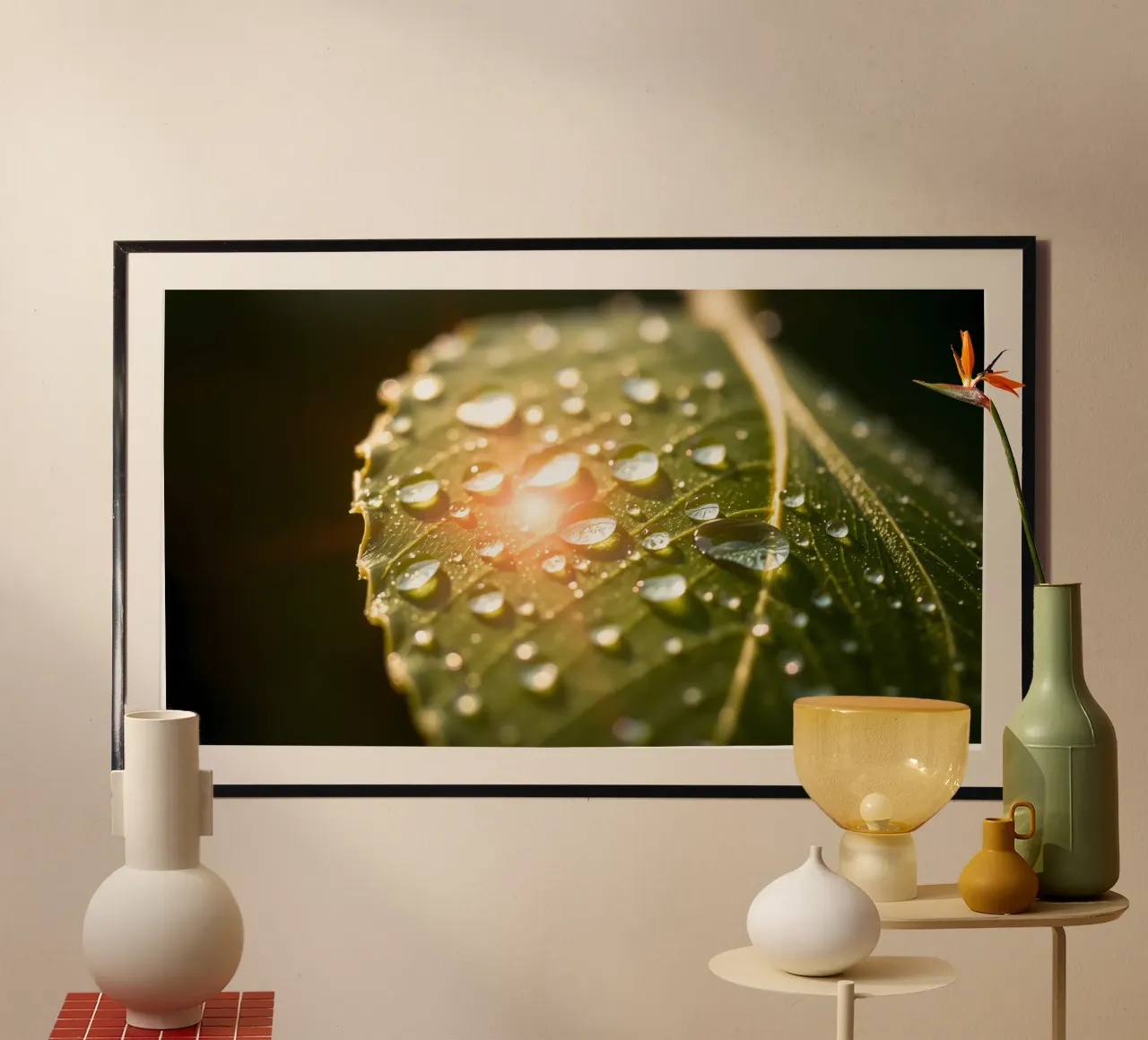 La rugiada mattutina luccica su una foglia verde mentre la luce del sole si infrange poster con telaio in legno da DesignDoodle