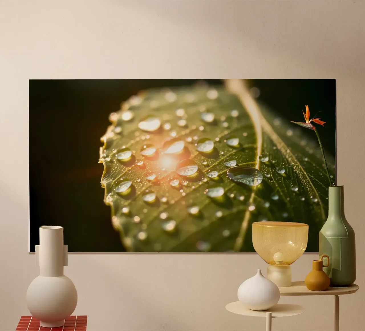 La rugiada mattutina luccica su una foglia verde mentre la luce del sole si infrange poster con telaio in legno da DesignDoodle