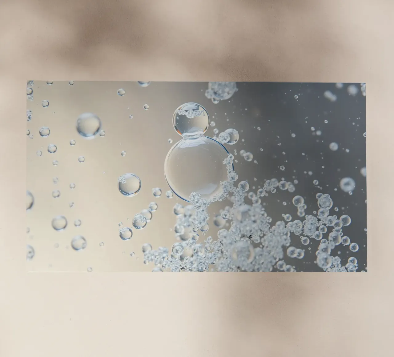 Bolle d'aria in un liquido limpido come l'acqua pellicola backlit da DesignDoodle