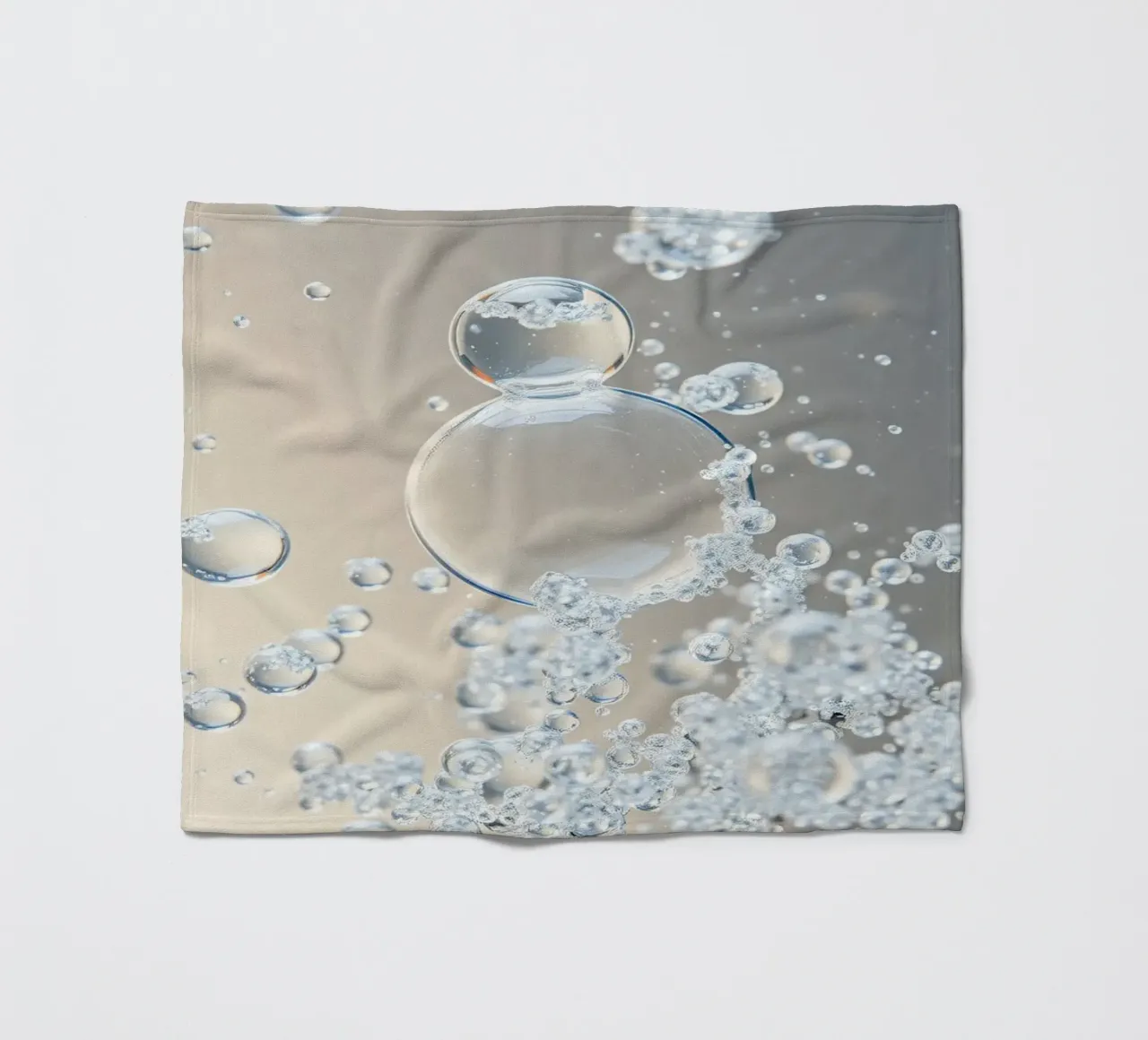 Blasen steigen in einer klaren Flüssigkeit auf Fleecedecke von DesignDoodle