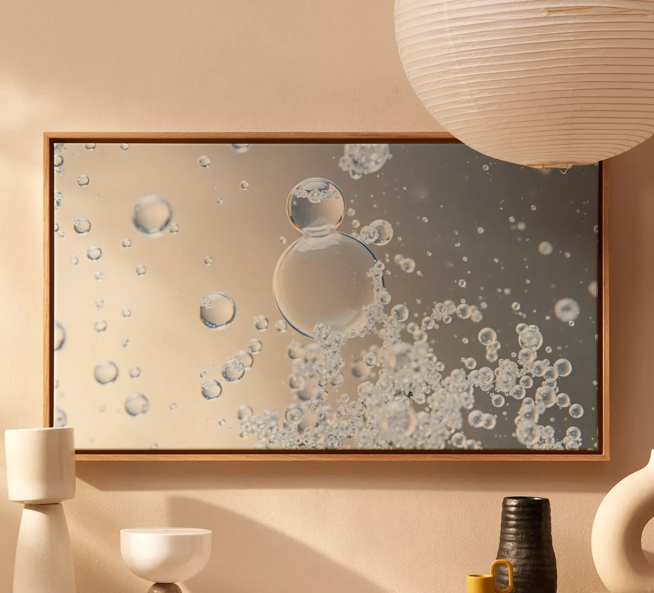 Blasen steigen in einer klaren Flüssigkeit auf Leinwand mit Schattenfugenrahmen von DesignDoodle