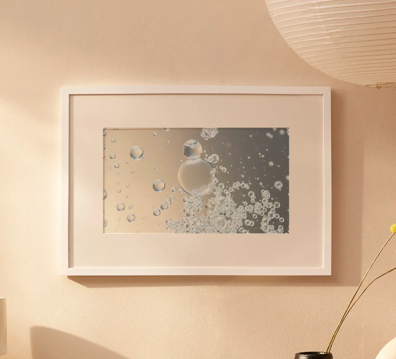 Blasen steigen in einer klaren Flüssigkeit auf Hahnemühle von DesignDoodle