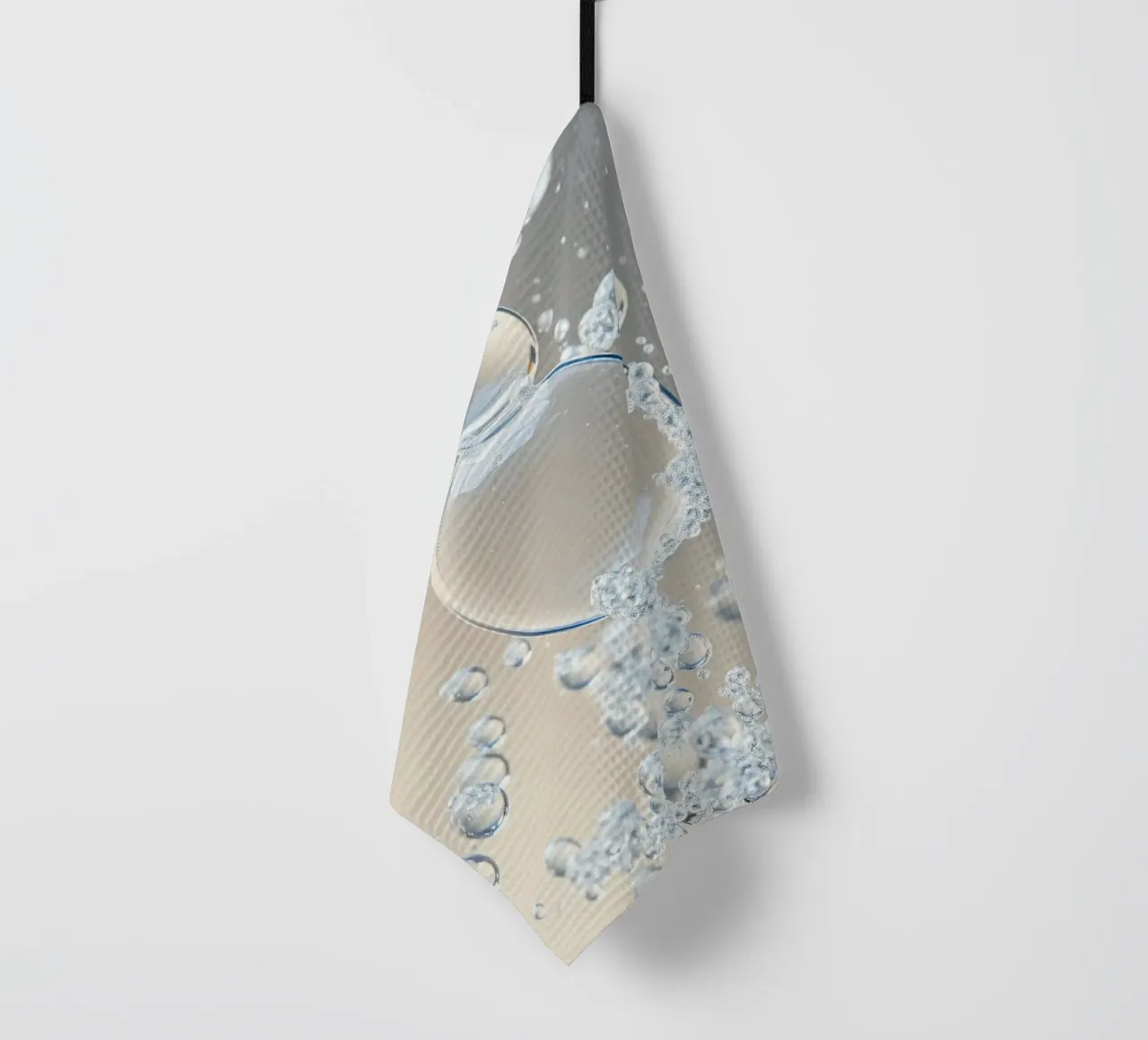 Des bulles se forment dans une eau liquide claire torchon de DesignDoodle