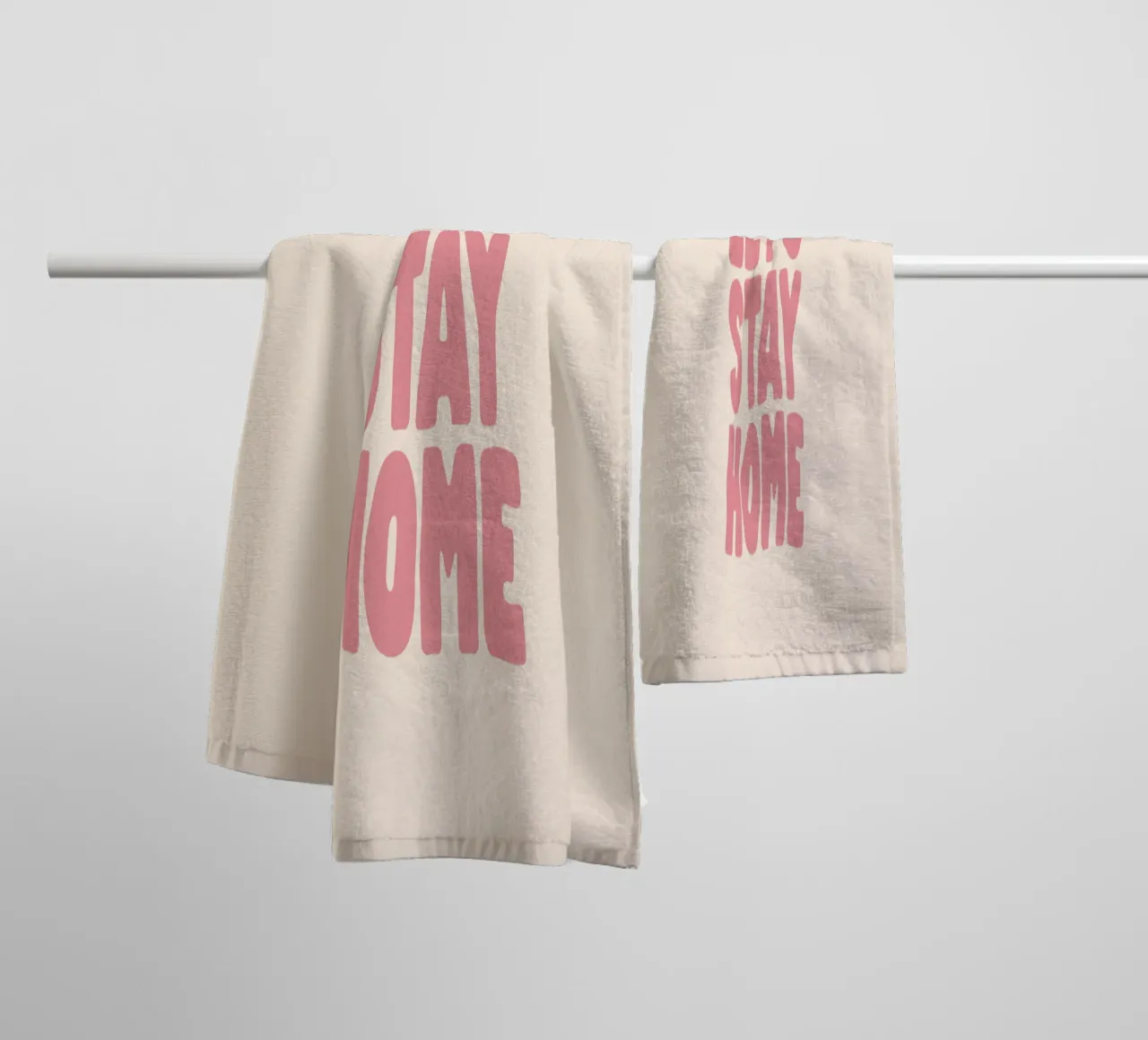Restiamo a casa, moderno e accogliente design d'interni Typografie asciugamano da bagno da THE MOTIVATED TYPE