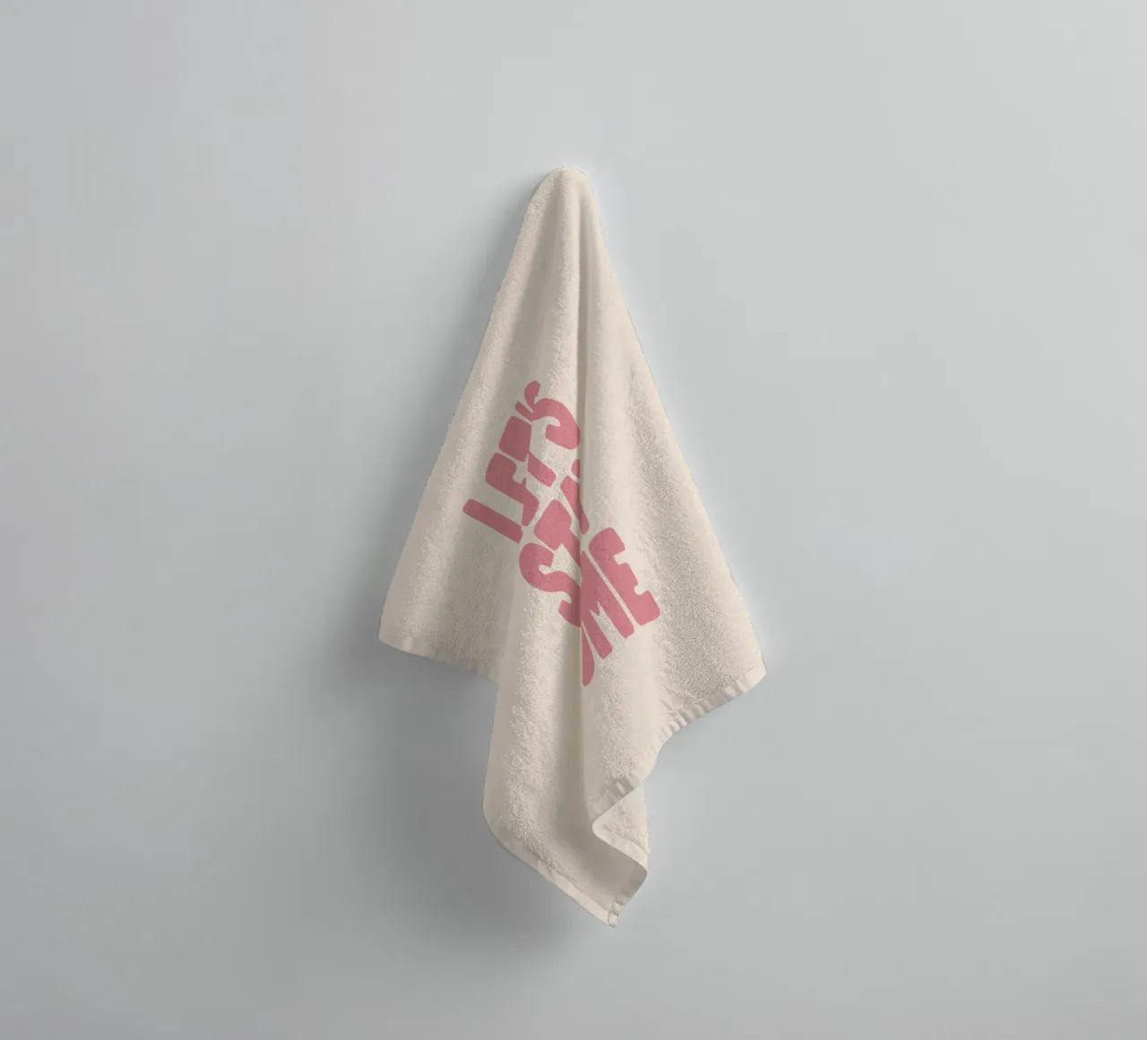 Restiamo a casa, moderno e accogliente design d'interni Typografie asciugamano da bagno da THE MOTIVATED TYPE