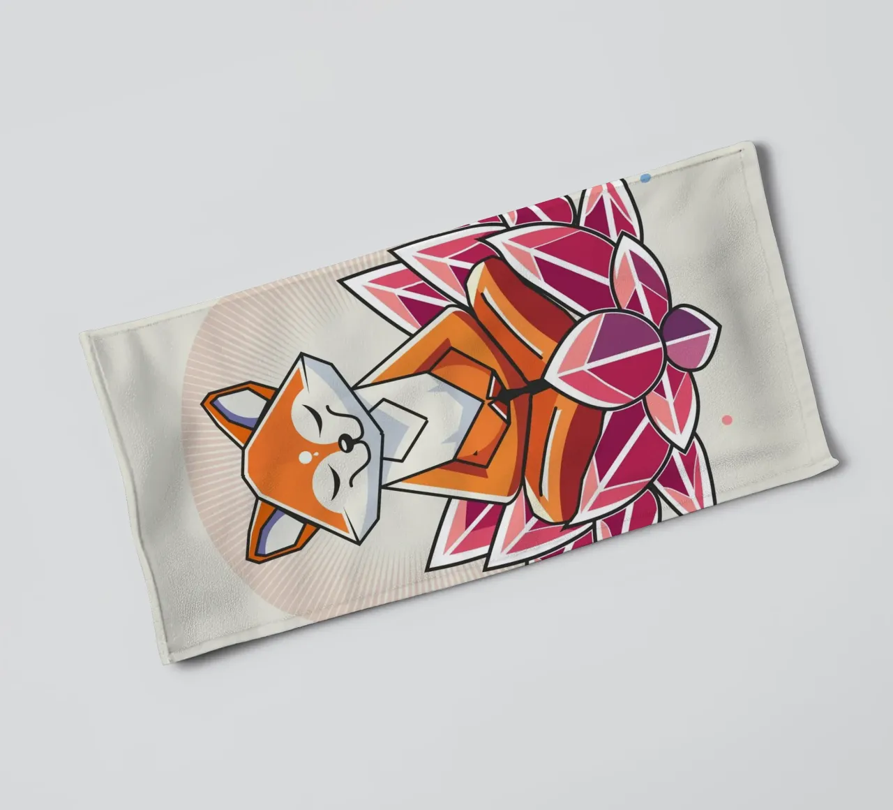 Ein friedlich meditierender Fuchs in Lotusblüte Handtuch von namosh