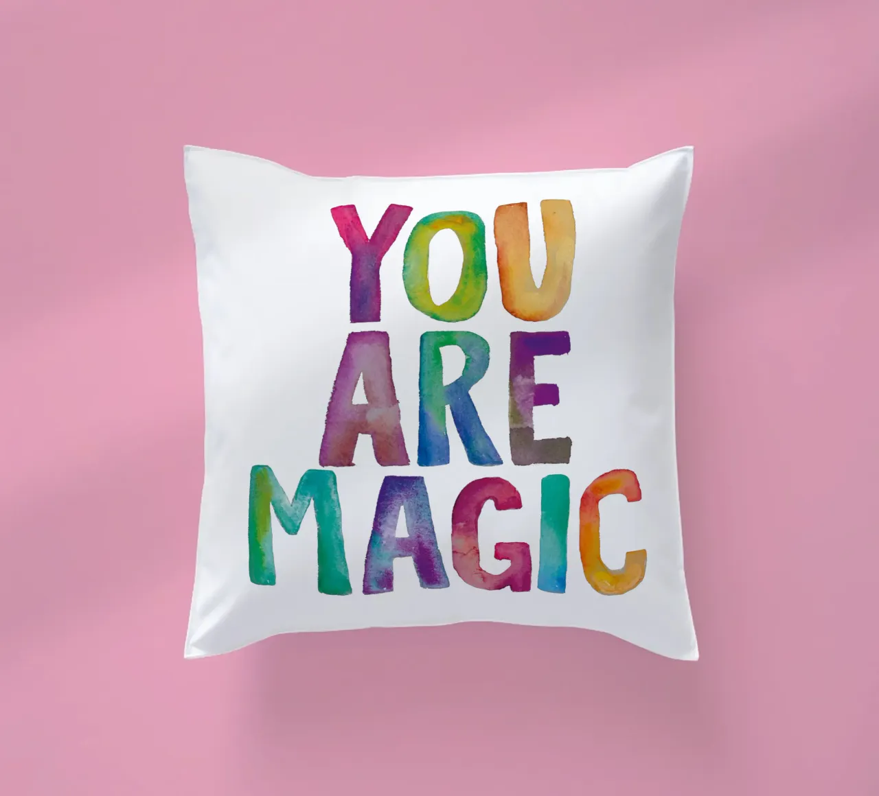 Sei magico Design tipografico arcobaleno per bambini cuscino da THE MOTIVATED TYPE