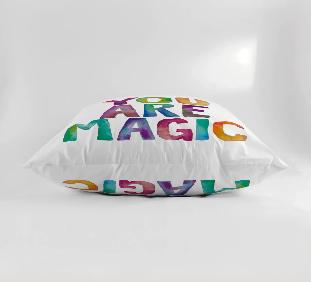 Sei magico Design tipografico arcobaleno per bambini cuscino da THE MOTIVATED TYPE