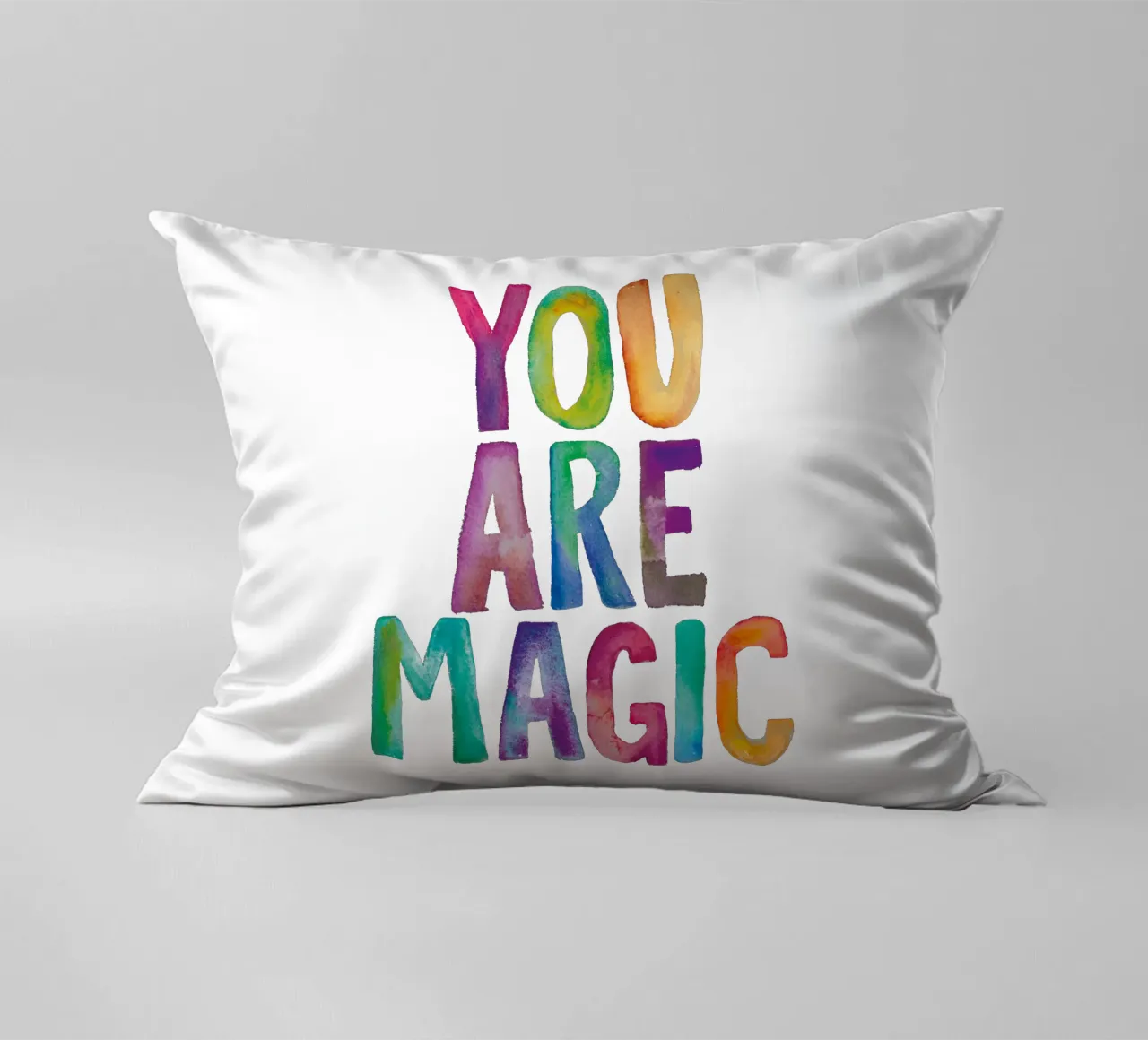 Sei magico Design tipografico arcobaleno per bambini cuscino da THE MOTIVATED TYPE