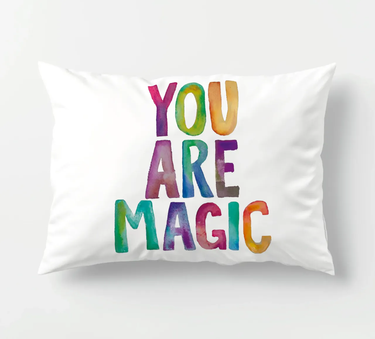 Sei magico Design tipografico arcobaleno per bambini cuscino da THE MOTIVATED TYPE