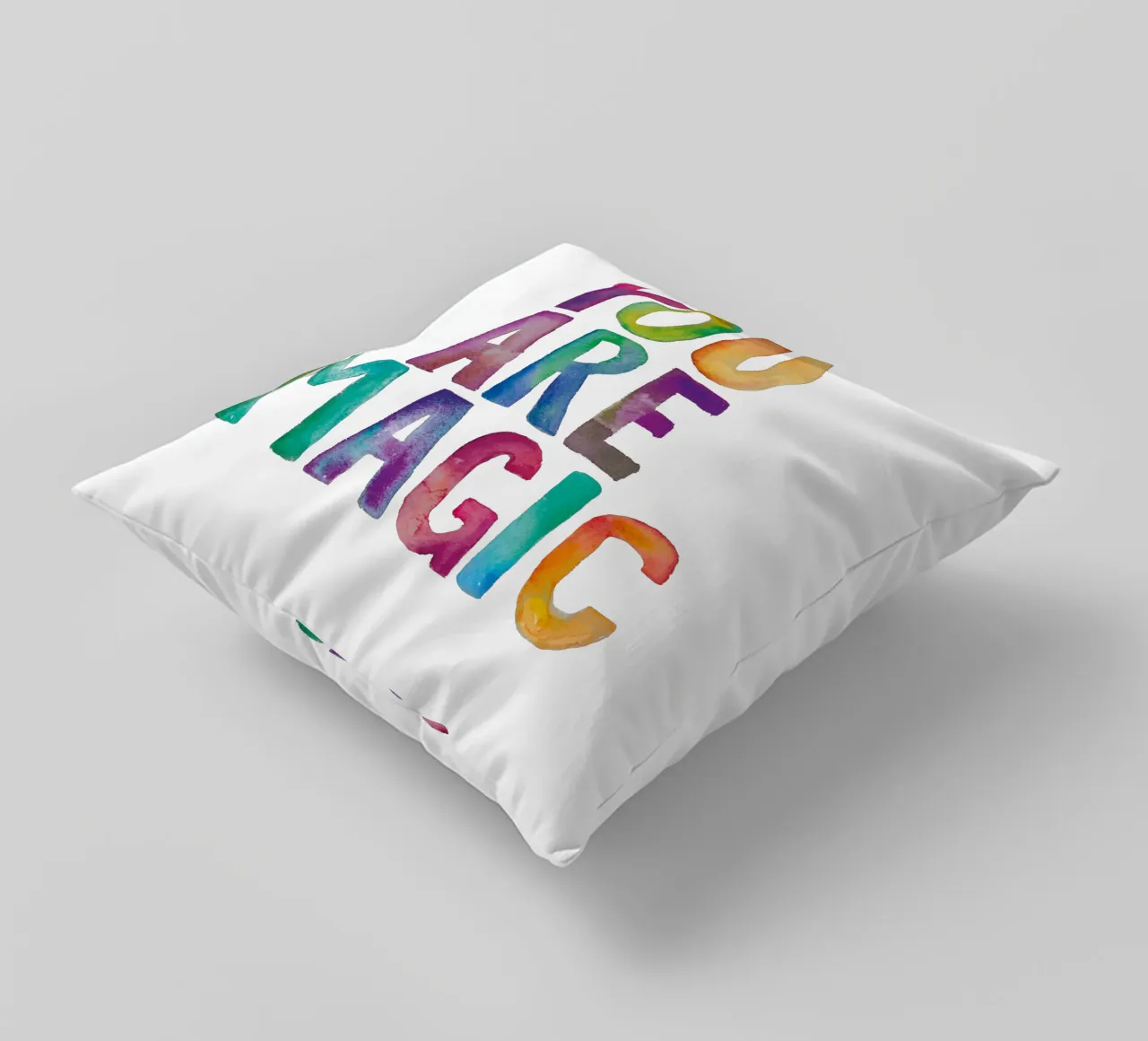 Sei magico Design tipografico arcobaleno per bambini cuscino da THE MOTIVATED TYPE