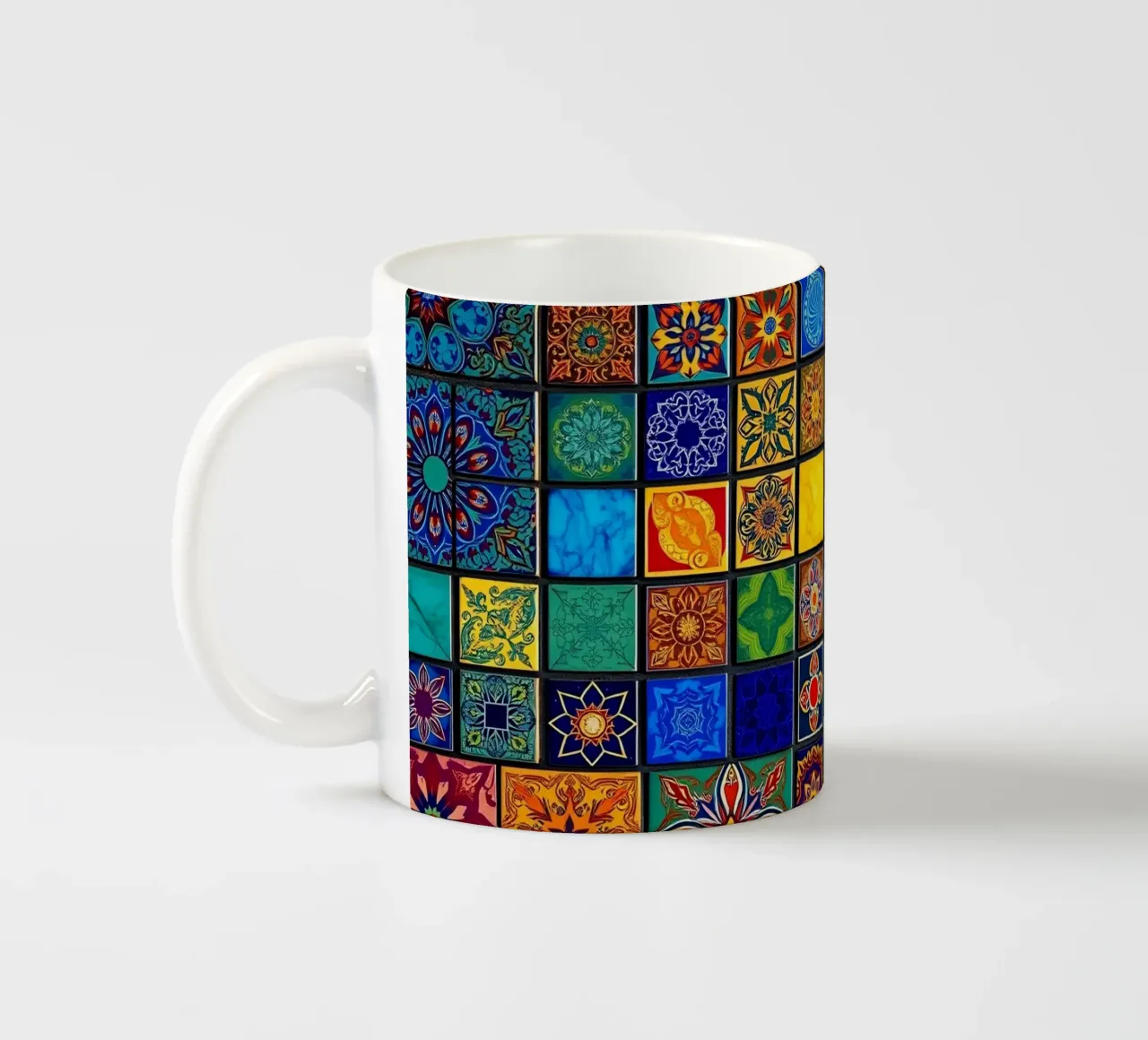 Carreaux de mosaïque colorés avec des motifs et des dessins complexes mug en céramique de DesignDoodle