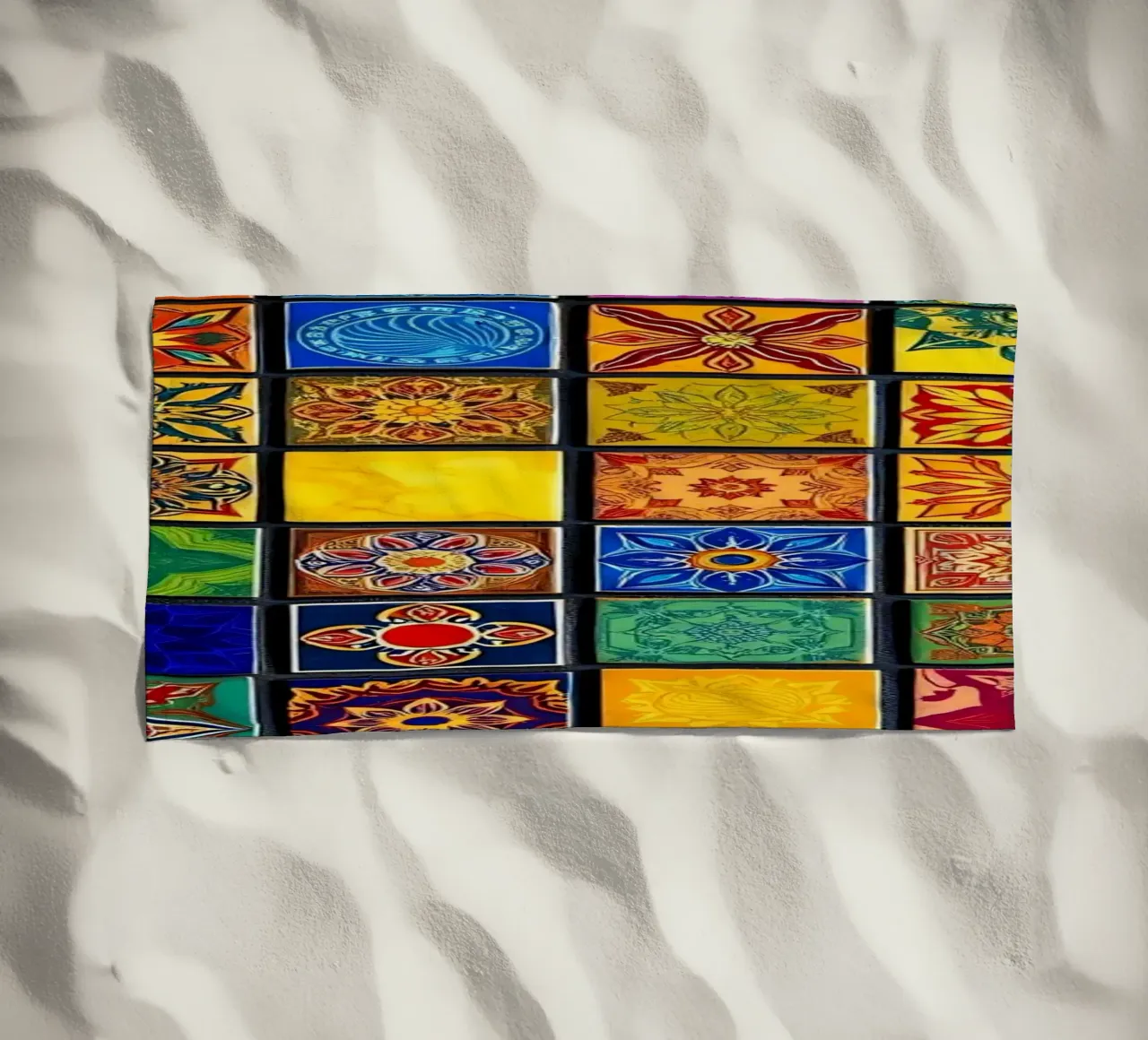 Carreaux de mosaïque colorés avec des motifs et des dessins complexes serviette de plage de DesignDoodle