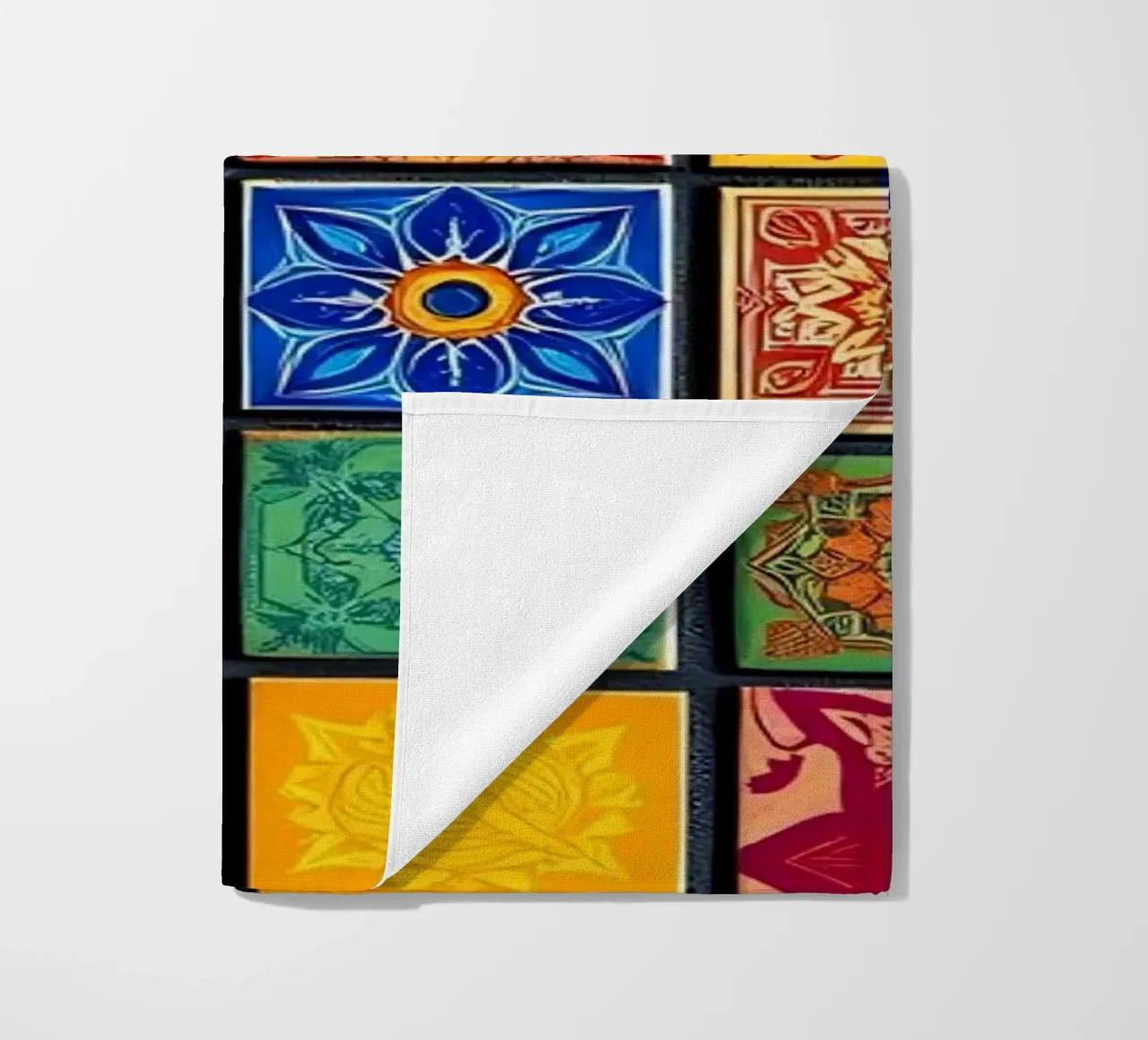 Carreaux de mosaïque colorés avec des motifs et des dessins complexes serviette de plage de DesignDoodle